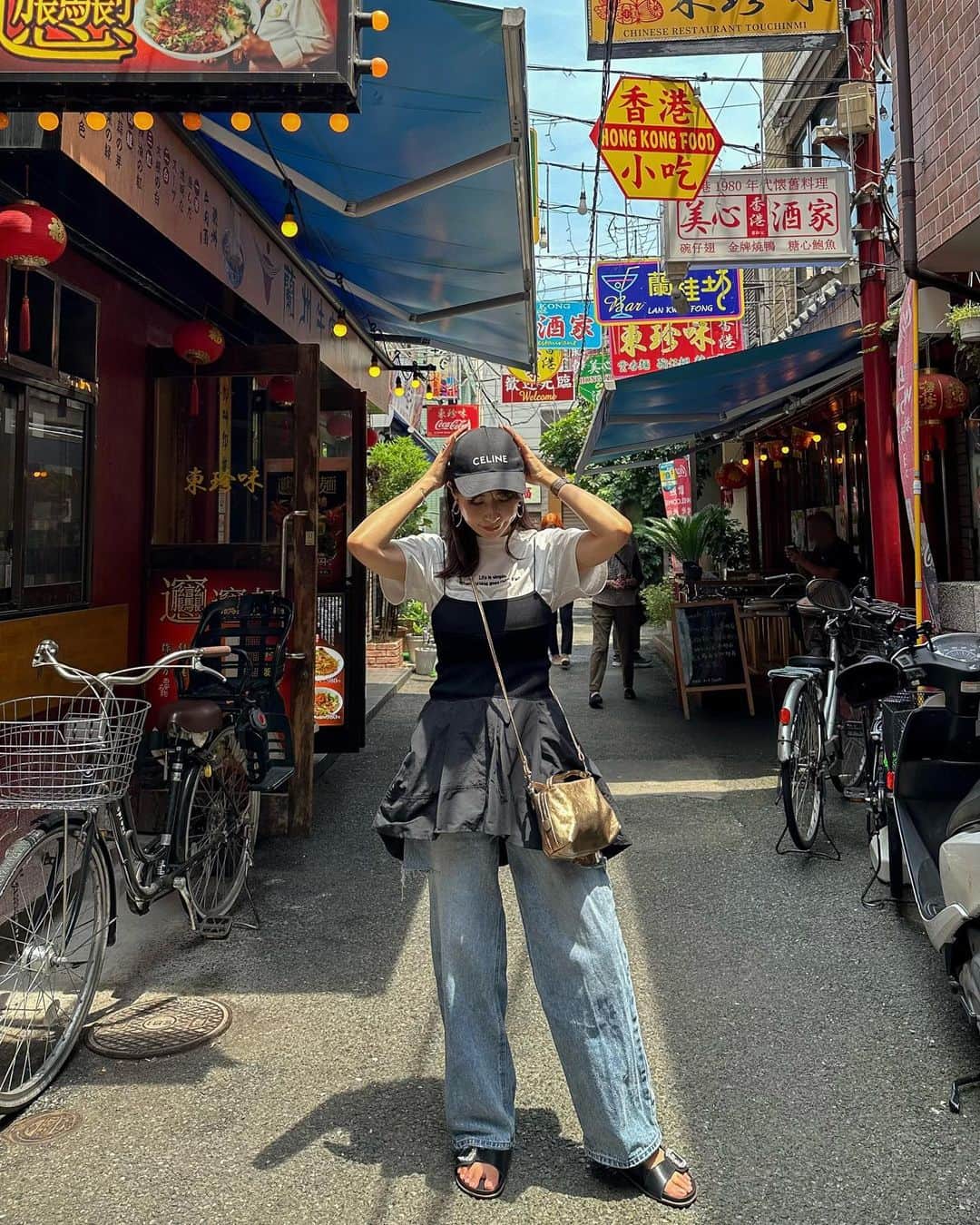 l.lily1013さんのインスタグラム写真 - (l.lily1013Instagram)「香港にいます🙋‍♀️ ・ ・ ・ ・ ・ ・ ・ うそです。  @hydrangea.k05  @harunya0129 と 中華街〜👲🇨🇳  食べ歩きにせず、 ちょろっと調べた台湾料理を食べに行ったら路地が異国で可愛かった🥹  写真撮ってあげるよー！って近づいてきた リャンリャン麺のおっちゃんが写真撮るの上手くてびっくり🤣 キリちゃんいわく中国人は写真撮るのが上手いらしい😳 美心酒家でご飯食べてたのに いつの間にか目の前の店のリャンリャン麺のおっちゃんがお茶ついでくれたり、 杏仁豆腐サービスしてくれて爆笑🤣笑  系列店っぽくなかったし、仲良しでお互い手伝ってるのか謎過ぎたけど、中国ってそういうもんらしい🤣笑  また横浜会しようねー✨✨  Tshirt @momentplus.official  bottoms /reedit camisole /snidel  #カジュアルコーデ#旅行コーデ #夏旅 #台湾料理#きれいめカジュアル #tシャツコーデ #デニムコーデ#女子旅 #女子旅行 #シンプルコーデ#中華街グルメ #中華街ランチ #中華街食べ歩き #momentplus#retrip_nippon #chinatown #Yokohama#retrip_gourmet」6月26日 20時24分 - l.lily1013