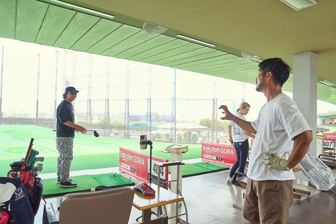 土井地博さんのインスタグラム写真 - (土井地博Instagram)「GOLF OUT ⛳️ /  iPhone App 「Golfboy」体験会 @golf.out @gooutjpn   Golfboy は、画像処理技術を専門とする日本のベンチャー企業Qoncept社が開発した、iPhone のカメラを使って自分の打球やスイングを計測・解析することができる打球計測アプリ。アプリに搭載された高度な画像処理技術により、弾道やスイングを瞬時に計測。さらには、アプリ内に収録されているコースでシュミュレーションゴルフを楽しむこともできる😎  iPhoneと三脚があれば👌 かなり集中出来るし何より楽しい😃  ⛳️🏌️‍♀️🏌️‍♂️ @h2t_tokyo @dkj75 @anri_hirano @yumi.828  @beamsgolf   #golfout #goout #golf #apple #app #golfboy #beamsgolf」6月26日 20時25分 - hiroshi_doiji