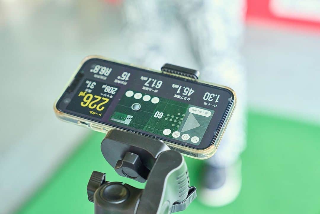 土井地博さんのインスタグラム写真 - (土井地博Instagram)「GOLF OUT ⛳️ /  iPhone App 「Golfboy」体験会 @golf.out @gooutjpn   Golfboy は、画像処理技術を専門とする日本のベンチャー企業Qoncept社が開発した、iPhone のカメラを使って自分の打球やスイングを計測・解析することができる打球計測アプリ。アプリに搭載された高度な画像処理技術により、弾道やスイングを瞬時に計測。さらには、アプリ内に収録されているコースでシュミュレーションゴルフを楽しむこともできる😎  iPhoneと三脚があれば👌 かなり集中出来るし何より楽しい😃  ⛳️🏌️‍♀️🏌️‍♂️ @h2t_tokyo @dkj75 @anri_hirano @yumi.828  @beamsgolf   #golfout #goout #golf #apple #app #golfboy #beamsgolf」6月26日 20時25分 - hiroshi_doiji
