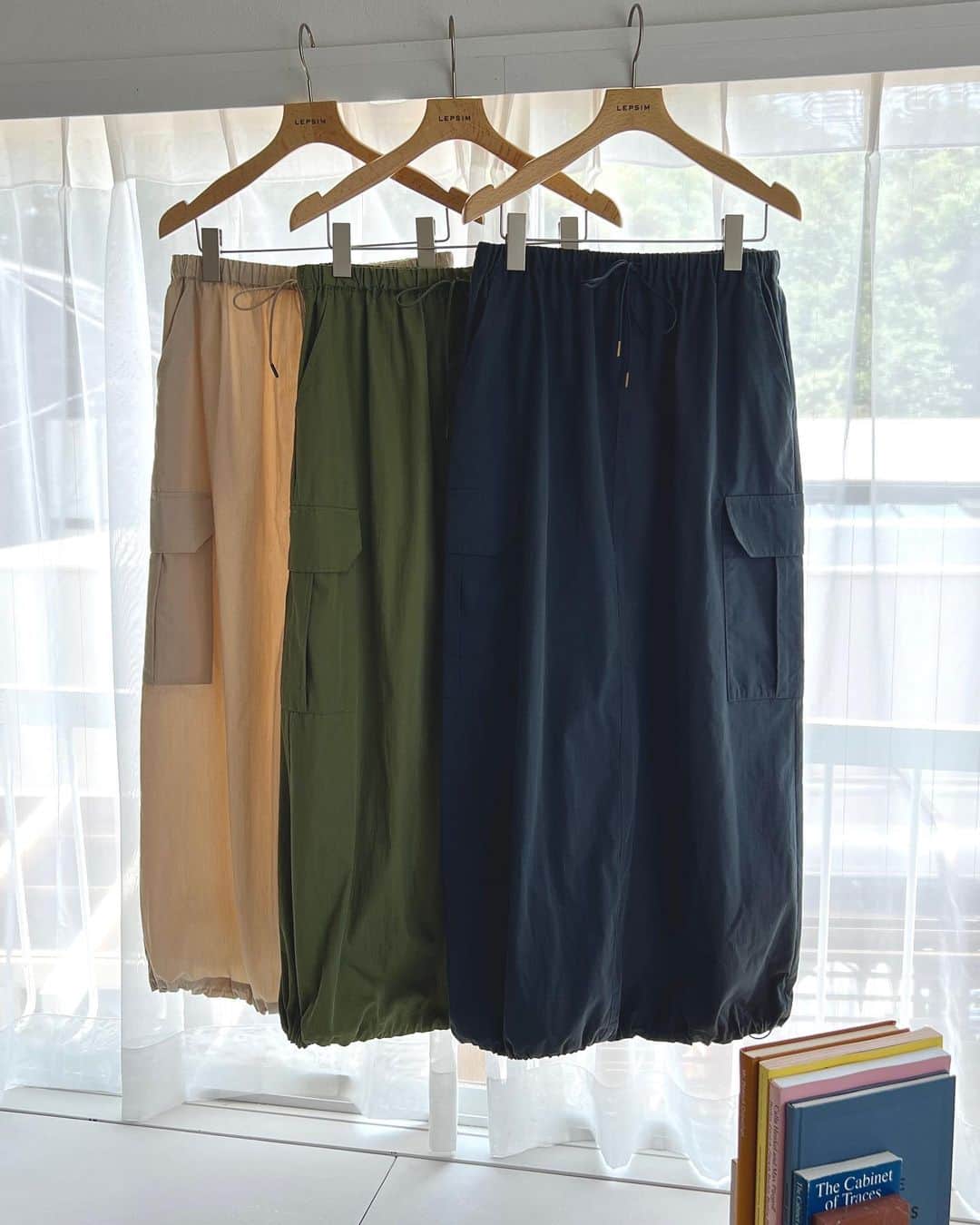 レプシィムさんのインスタグラム写真 - (レプシィムInstagram)「. NEW ARRIVAL  961218 ミリタリーカーゴスカート 今年のトレンド要素がたっぷり詰まったスカートはシンプルなデザインですが、フロントのポケットがポイント。  スライドしてスタッフのスタイリングもチェックしてみてください✨  アイテムはタグ🏷️or プロフィールのURLから ご覧いただけます ▶︎ @lepsim_official  #LEPSIM #レプシィム #コーデ #ママコーデ #今日のコーデ #大人コーデ #シンプルコーデ #大人カジュアル #ママファッション #夏コーデ #夏服 #夏服コーデ #リラックスコーデ #きれいめコーデ #きれいめカジュアル #カジュアルコーデ #ミリタリー #ミリタリーコーデ #ミリタリーアイテム #ミリタリースカート」6月26日 20時26分 - lepsim_official