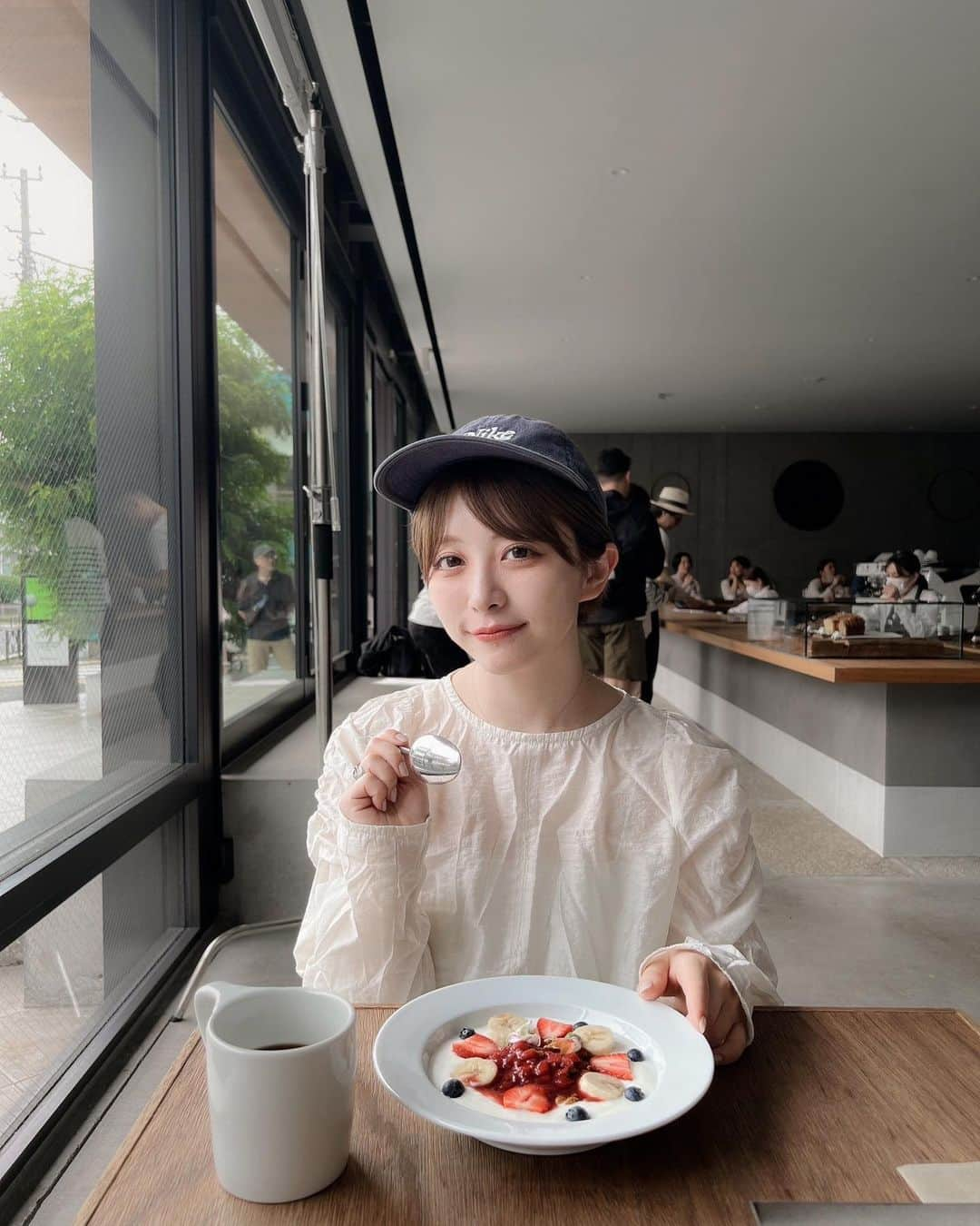 ゆ い りのインスタグラム：「大好きなOGAWA COFFEEで朝活🍓🍌🤍 フルーツたっぷりのヨーグルト、 可愛くて美味しくておすすめ♡ コーヒーは超深煎りが好きです☕️ ㅤ 次から沖縄投稿になりそう♡🌺 ㅤ  #ogawacoffeelaboratory #桜新町カフェ」