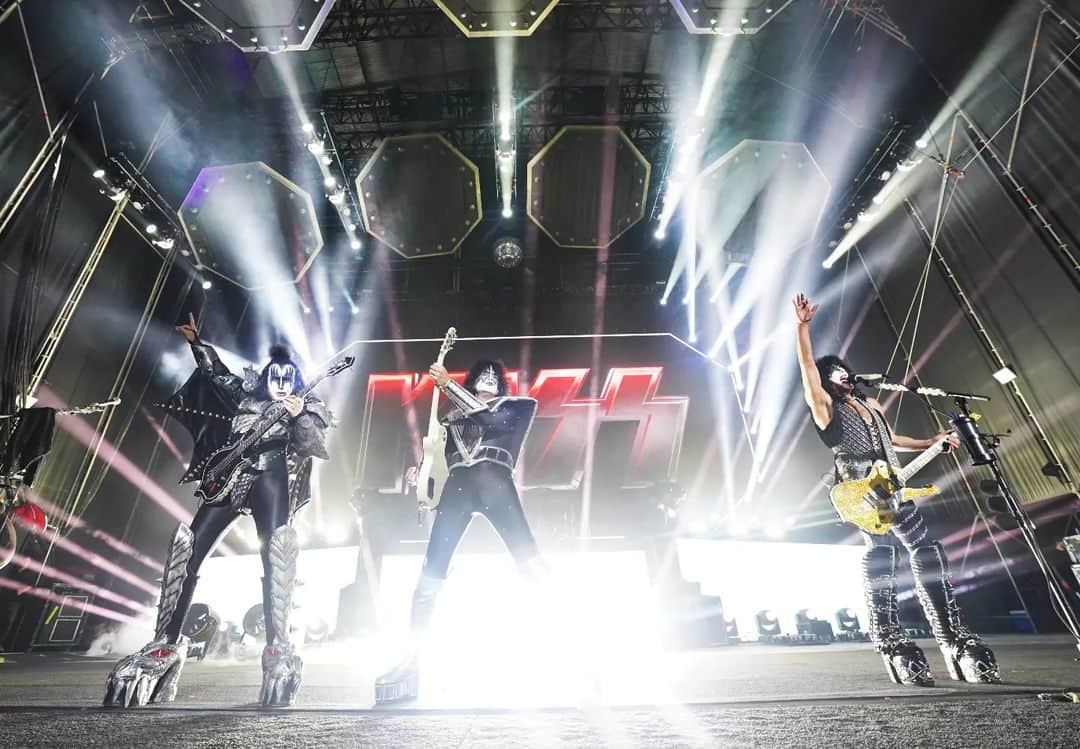 KISSのインスタグラム：「Thank You, #Cartagena! AMAZING time at @rockimperiumfestival last night! #EndOfTheRoadTour #Spain  Photo: Keith Leroux」