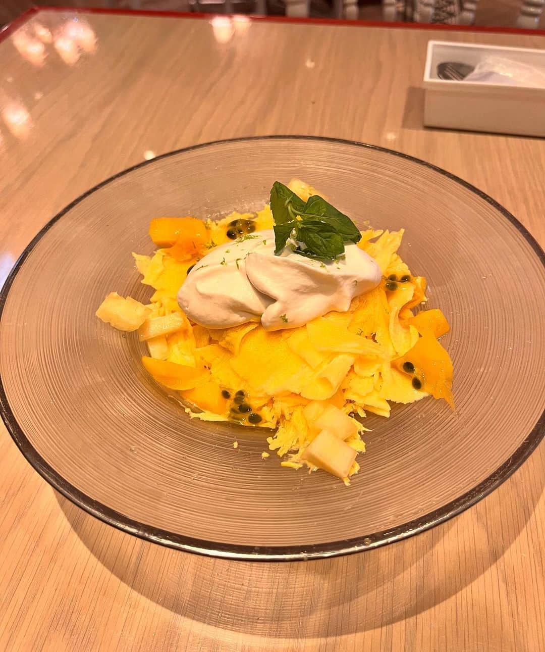 田名部生来さんのインスタグラム写真 - (田名部生来Instagram)「🥭🥭🥭  トロピカル・マンゴーミルク・ シェイブ・ド・アイス  なめらかで濃厚で食感はほろほろ のマンゴーミルクの削りアイス的な笑  マンゴー、パッションフルーツ、 パイナップルが添えてあって。 パッションフルーツは OIKOSの底か沖縄でしか 食べれないからとにかくうれしい笑 あとアールグレイクリームが すごく美味しかった～😭  去年までかな、、？ クラシックショコラのかき氷もおしゃれですごくお気に入りだったのでまた食べたいなぁ😌  夏を感じれてよかったです🌴  #かき氷 #ピラグアおばさん備忘録𓏐𓌈」6月26日 20時28分 - mnkspnpn