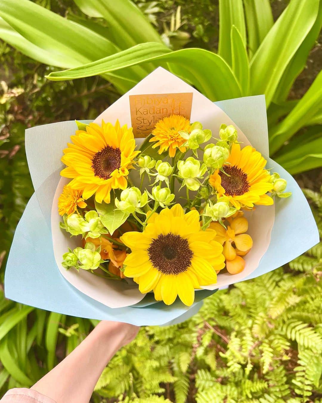 のインスタグラム：「記念日おめでとうー💛  ってことで夫と私の大好きな カルネジーオで食事して カラオケ行って遊んできた😛💕  可愛いひまわりありがとうっ🌻  日々、たくさん思い出が増えて 夫婦の絆が強くなって嬉しい✨  幸せやのぉ〜  が我々の口癖。笑  #夫婦#ありがとう#happy」