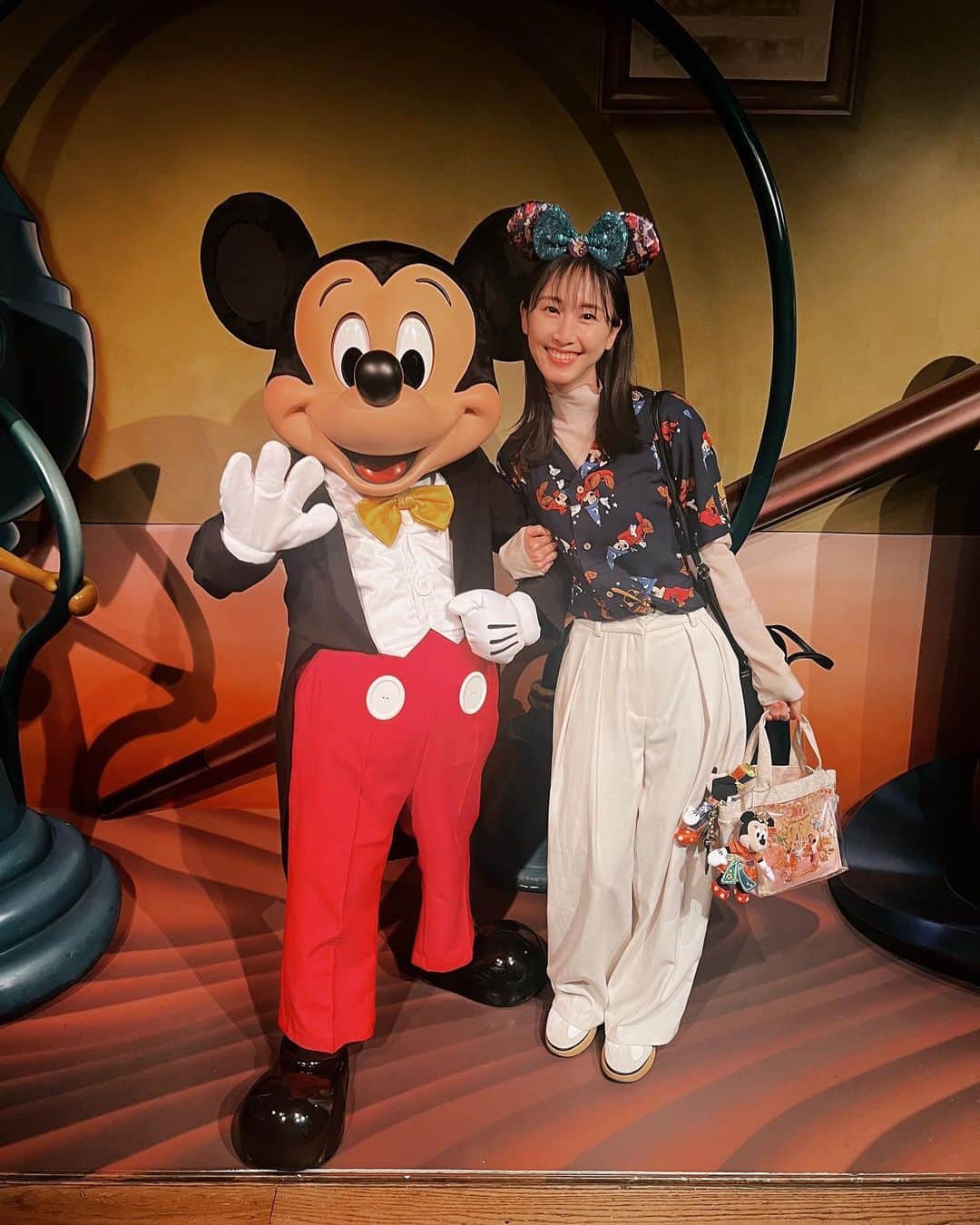 松井玲奈のインスタグラム：「ちょいと前に行ったディズニーランド。 ミートミッキーでミッキーとはね回り幸せでした。 最近のランドのおすすめをよく聞かれるのでご参考までに。(写真は全く美味しそうに写せてないし、なんなら食べ終わってるのもある←)  ⭕️ケイジャンシュリンプクレープ エビ、きゅうり、クルトンが薄いクレープに包まれていて、気がついたら無くなってるくらい美味しい。空気。 ケイジャンなのでピリ辛と思いきや、ソースがまろやかなので食べやすいです。空気。  ⭕️スプリングロール(エッグ&シュリンプ) サクサクの春巻きの中にプリプリのエビとたまご。空気。  ⭕️クレームブリュレ風チュロス 周りはサクッとして、中はもちもち。真ん中にカスタードソースが入っていて、まるでクレームブリュレ。熱々がおすすめで写真を撮る時間すら惜しいから大体ブレてるかボケてる。美味しすぎて空気。気がついたら2個食べ終わってる。  ⭕️スパークリングゼリードリンク(エルダーフラワーシロップ) スッキリとした甘さのドリンク。ライチ風味のゼリーがつるんと入ってきて非常に爽やか。空気ではない。お腹にちょい溜まる。」