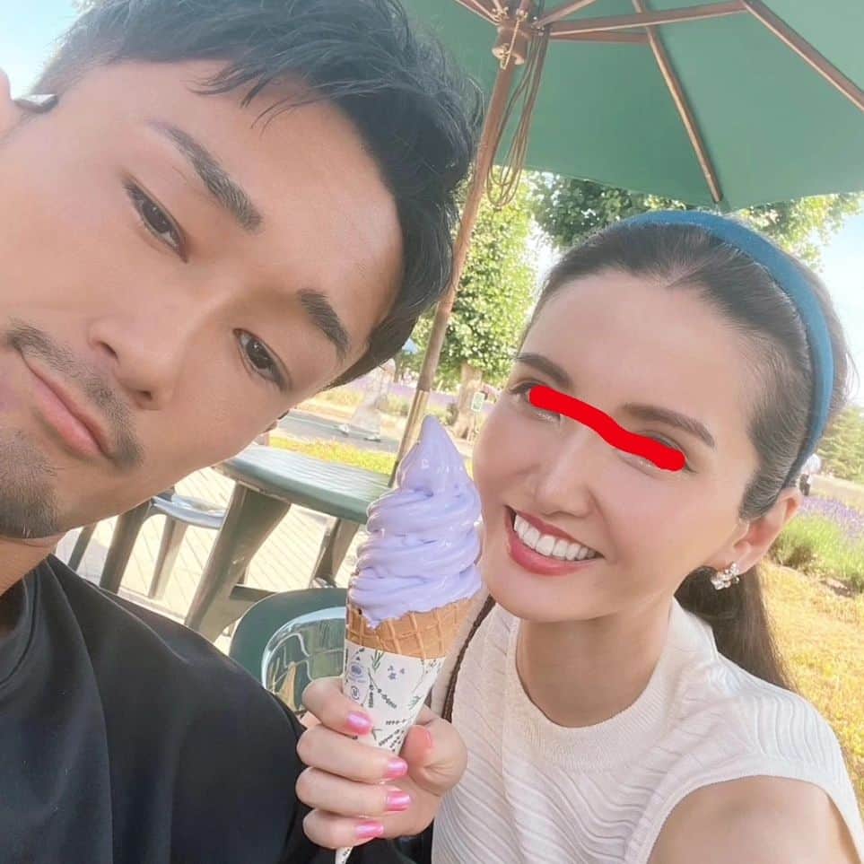 梅野源治のインスタグラム：「北海道ぶらり旅　バスツアー🚍 (朝から約12時間) ようやく修行が終わりました🥲 たくさん学ばせていただき感謝  大切な人の笑顔を見て 幸せになれない人はいない❤ #妻梅の前では所詮ベビ梅  誰か助けてください」
