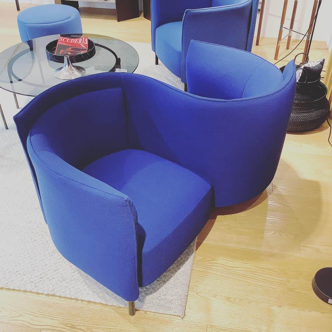 ligne roset shopさんのインスタグラム写真 - (ligne roset shopInstagram)「ROSETHemicycle【ロゼヘミシクル】 日本にも馴染みの深い関わりのあるデザイナー、フィリップ・ニグロさんのデザインによるソファです。 とてもユニークな意匠を持ち、美しく流れるようなラインが特徴的ですね♪ 座り心地もかなりグッドです👍  1P W820 D790 H780 SH400 2P W1450 D900 H780 SH400 パフ W820 D790 H780 SH400 Fabric:Vidar  #ligneroset#lignerosetginza#ginza#interior#room#design#sofa#furniture#room#myligneroset  #リーンロゼ#リーンロゼ銀座#銀座#インテリア#インテリアコーディネート#家具#ソファ#リノベーション#リーンロゼのある暮らし  @ligneroset_jp」6月26日 20時30分 - ligneroset_jp_shop