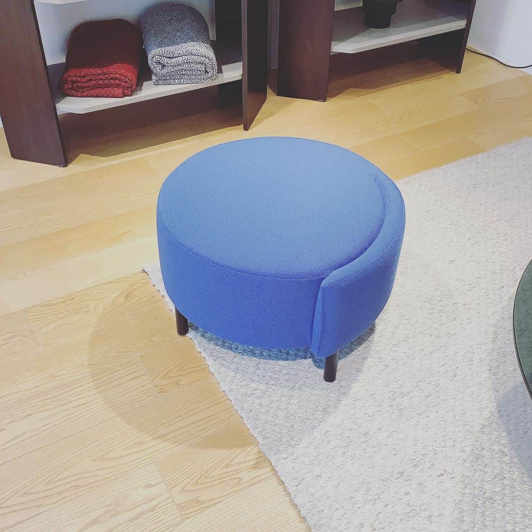 ligne roset shopさんのインスタグラム写真 - (ligne roset shopInstagram)「ROSETHemicycle【ロゼヘミシクル】 日本にも馴染みの深い関わりのあるデザイナー、フィリップ・ニグロさんのデザインによるソファです。 とてもユニークな意匠を持ち、美しく流れるようなラインが特徴的ですね♪ 座り心地もかなりグッドです👍  1P W820 D790 H780 SH400 2P W1450 D900 H780 SH400 パフ W820 D790 H780 SH400 Fabric:Vidar  #ligneroset#lignerosetginza#ginza#interior#room#design#sofa#furniture#room#myligneroset  #リーンロゼ#リーンロゼ銀座#銀座#インテリア#インテリアコーディネート#家具#ソファ#リノベーション#リーンロゼのある暮らし  @ligneroset_jp」6月26日 20時30分 - ligneroset_jp_shop