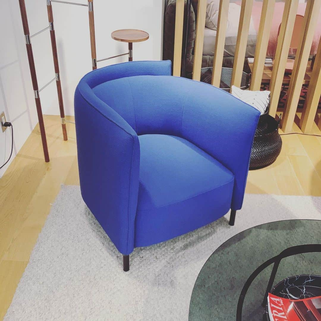 ligne roset shopさんのインスタグラム写真 - (ligne roset shopInstagram)「ROSETHemicycle【ロゼヘミシクル】 日本にも馴染みの深い関わりのあるデザイナー、フィリップ・ニグロさんのデザインによるソファです。 とてもユニークな意匠を持ち、美しく流れるようなラインが特徴的ですね♪ 座り心地もかなりグッドです👍  1P W820 D790 H780 SH400 2P W1450 D900 H780 SH400 パフ W820 D790 H780 SH400 Fabric:Vidar  #ligneroset#lignerosetginza#ginza#interior#room#design#sofa#furniture#room#myligneroset  #リーンロゼ#リーンロゼ銀座#銀座#インテリア#インテリアコーディネート#家具#ソファ#リノベーション#リーンロゼのある暮らし  @ligneroset_jp」6月26日 20時30分 - ligneroset_jp_shop