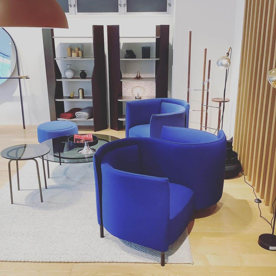 ligne roset shopさんのインスタグラム写真 - (ligne roset shopInstagram)「ROSETHemicycle【ロゼヘミシクル】 日本にも馴染みの深い関わりのあるデザイナー、フィリップ・ニグロさんのデザインによるソファです。 とてもユニークな意匠を持ち、美しく流れるようなラインが特徴的ですね♪ 座り心地もかなりグッドです👍  1P W820 D790 H780 SH400 2P W1450 D900 H780 SH400 パフ W820 D790 H780 SH400 Fabric:Vidar  #ligneroset#lignerosetginza#ginza#interior#room#design#sofa#furniture#room#myligneroset  #リーンロゼ#リーンロゼ銀座#銀座#インテリア#インテリアコーディネート#家具#ソファ#リノベーション#リーンロゼのある暮らし  @ligneroset_jp」6月26日 20時30分 - ligneroset_jp_shop