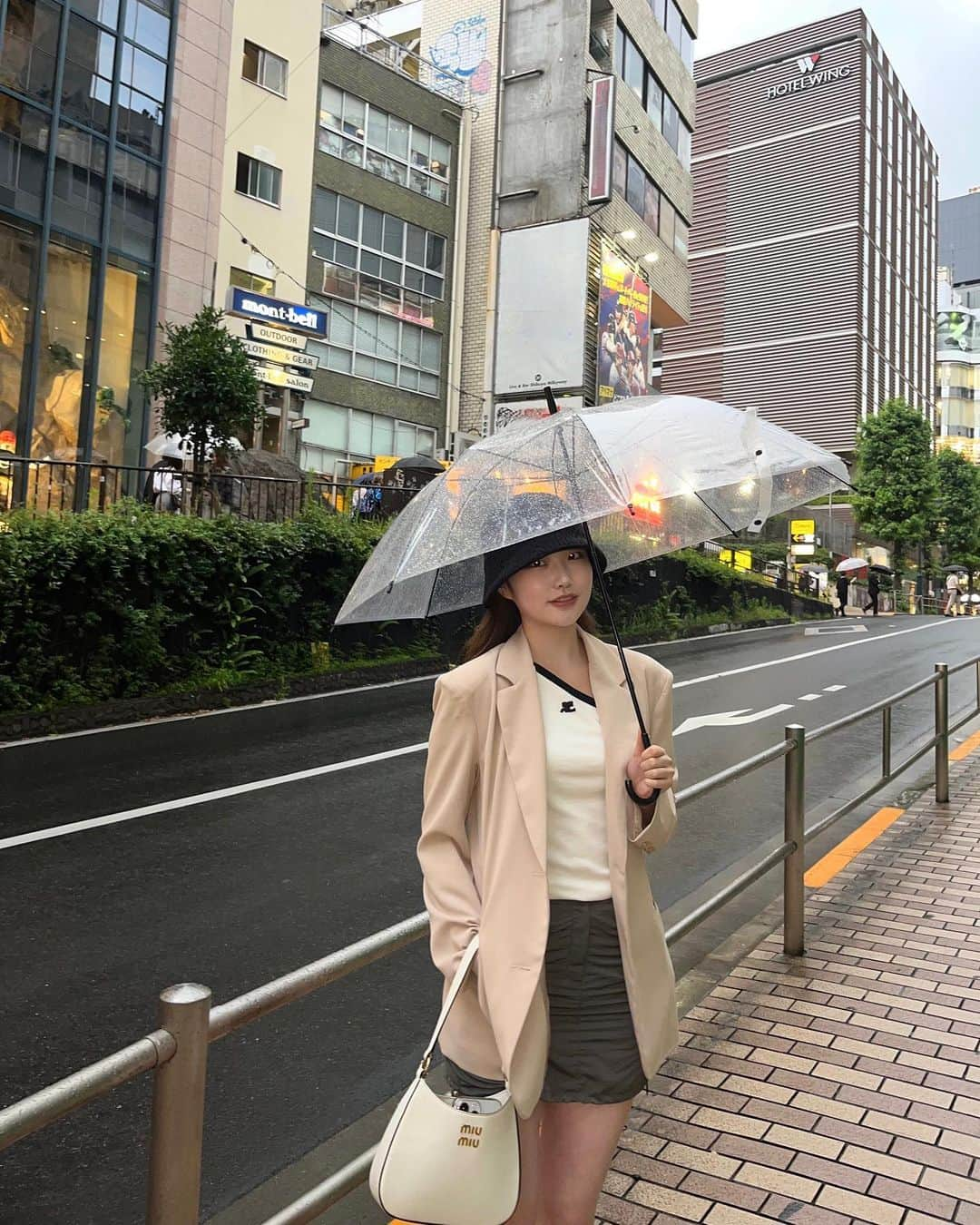 権隨玲さんのインスタグラム写真 - (権隨玲Instagram)「梅雨はいつおわるの〜🥲 お久しぶりのミニスカート!!」6月26日 20時30分 - rea__room