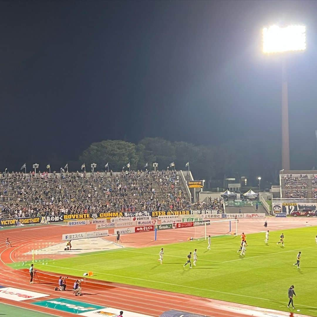 武藤乃子のインスタグラム：「⚽️ 群馬 1-1 清水 ＋1💪  錚々たる面々の清水さんが観られる楽しみと、ザスパの後半戦スタートダッシュへの期待を胸に到着したスタジアムでしたが…  試合前には、清水サポーターさんたちの迫力に、オリジナル10のビッグチームへの尊敬と、さすがの気持ちしかありませんでした。 負けじとザスパサポーターさんたちも一丸となって応援し、とてもいい雰囲気の中での一戦になったような気がします。  ここのところは勝利からは遠のいていますが、後半戦も今年のザスパの強さを見せてもらいましょう💪  #ザスパ #ザスパクサツ群馬  #清水エスパルス  #J2 #Jリーグ #取材」