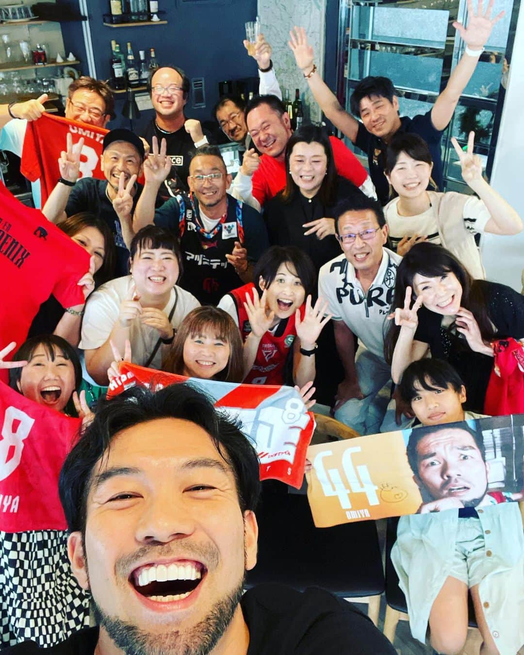 大宮宏正のインスタグラム：「昨日はファンコミのオフ会でした。　 やっと集まって皆んなでワイワイ😊 運営の方にもびっくりされたんですが、それぞれ皆さんが仲良くなって勝手に楽しんでくれてるです。昼間っからみんなで好きなお酒や飲み物を持ち合い、たくさん笑いましたし笑わせてもらいました。 ポジティブでお互いを応援する元気しかない素敵なチーム❤️これからもよろしくお願いします😆」