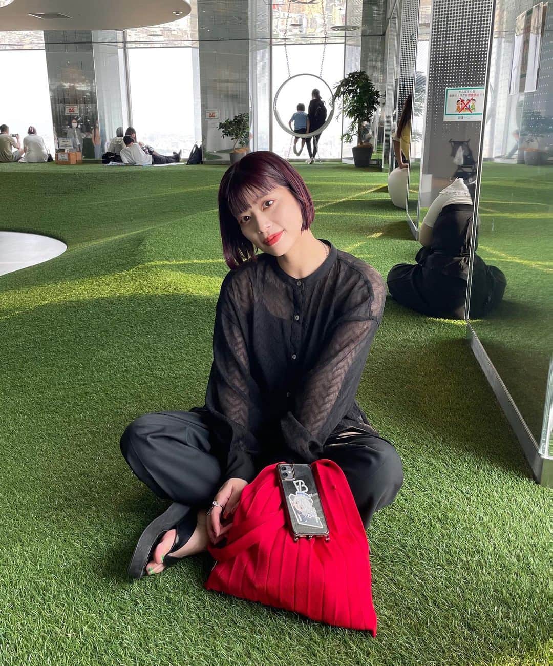 のインスタグラム：「.  美容院行ってその後も珍しくお出かけして 充実してた休日✌🏻 ⁡ ⁡ ⁡ 池袋の展望パークめちゃくちゃ良かったな〜🌞 ⁡ ⁡ ⁡ ⁡ ⁡ ⁡ ⁡ ⁡ ⁡ #休日コーデ #赤髪ボブ #ぱっつんボブ #前下がりボブ #切りっぱなしボブ #オールブラックコーデ #カジュアルコーデ #ぱっつん前髪 #夏服コーデ #シアーシャツコーデ」