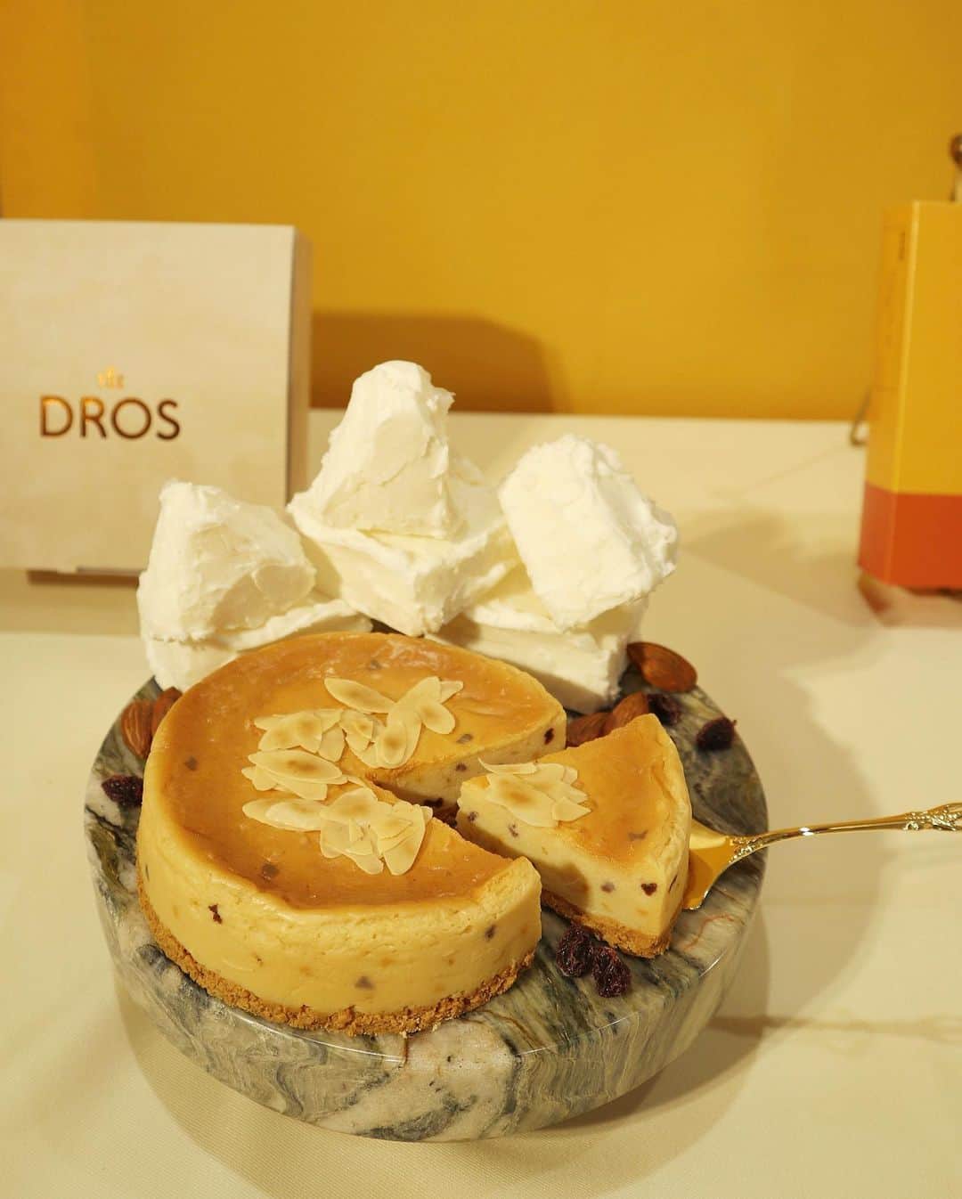 高橋晴香さんのインスタグラム写真 - (高橋晴香Instagram)「6月26日にチーズ×木の実の黄金バランスが特徴のスイーツブランド「THE DROS」がグランスタ東京にopen🎉 ⁡ ⁡ 一足先に試食してきたよ♡ ⁡ ⁡ 複数の風味や食感など五感で楽しめるチーズスイーツで、チーズ好きにはたまらない🧀😋 ⁡ ☑︎フィナンシェ(ゴルゴンゾーラ＆ヘーゼル) ⁡ ☑︎ベイクドケーキ(クリームチーズ＆アーモンド) ⁡ ☑︎クッキー(ゴルゴンゾーラ＆アーモンド) ⁡ ☑︎季節限定フィナンシェ(カマンベール&レモン) ⁡ ⁡ ふんわりした生地にざくざくのナッツの食感や、濃厚なゴルゴンゾーラチーズやカマンベールチーズ×ラムレーズン、レモンなどの爽やかな味の組み合わせがやみつきになる🥹💕 ⁡ ⁡ どれも美味しかったけど、おすすめはベイクドケーキ🫶 ⁡ ⁡ コーヒーや紅茶だけでなくワインにも合うみたいで、お酒と一緒に食べるのもあり🍷◎ ⁡ ⁡ パッケージもエキゾチックなデザインでお洒落だった💛✨ ⁡ ⁡ 自分へのご褒美はもちろん、手土産としても喜ばれそう🎁 ⁡ ⁡ 東京駅来た際は是非💁‍♀️ ⁡ ⁡ @thedros_official ⁡ ⁡ #dros #thedros #黄金比スイーツ #東京駅 #pr  #東京駅土産 #チーズスイーツ #インフルエンサーワークス #焼き菓子ギフト #ドロス #グランスタ東京」6月26日 20時38分 - haruka_takahashi0127