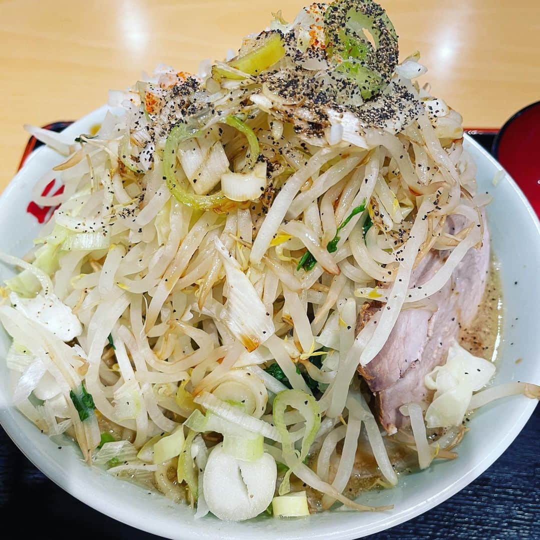 のインスタグラム：「【二郎系】  フードコートで食べる二郎系もいとをかし。  stand.fm『ガクテンソクの趣〜おもむき〜ラジオ』更新されています。ハッシュタグは  #オモムキ  #ムキ人  でよろしくお願いします。  詳細はストーリーへ！  #ガクテンソク #standfm」