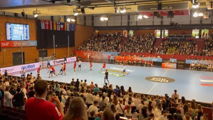 のインスタグラム：「第24回男子ジュニア世界選手権 🇯🇵日本対クウェート🇰🇼 37:23  選手がサイン攻めに合っていました。」