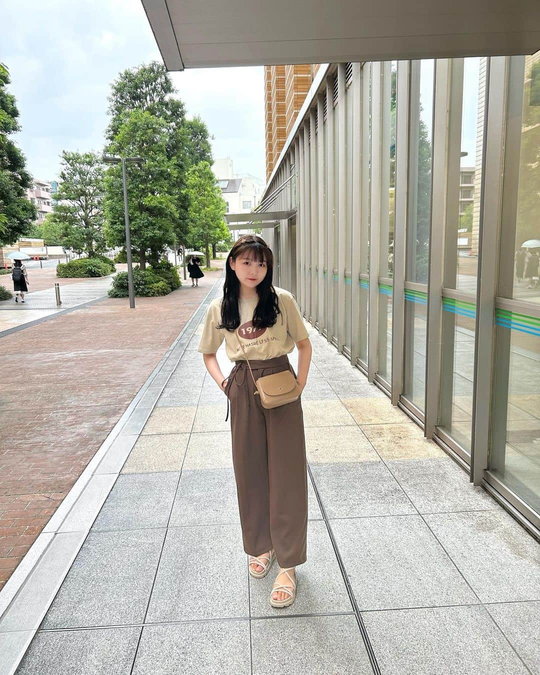 みさねのインスタグラム：「このワイドパンツ最強すぎる〜 ㅤ サンダル以外全部 @cham.official_  サンダルはGRLだよんんん ㅤ #ベージュコーデ #ブラウンコーデ #夏コーデ #夏服コーデ #tシャツ #tシャツコーデ #ワイドパンツ #パンツコーデ #ワントーンコーデ #シンプルコーデ #カジュアルコーデ #サンダルコーデ」