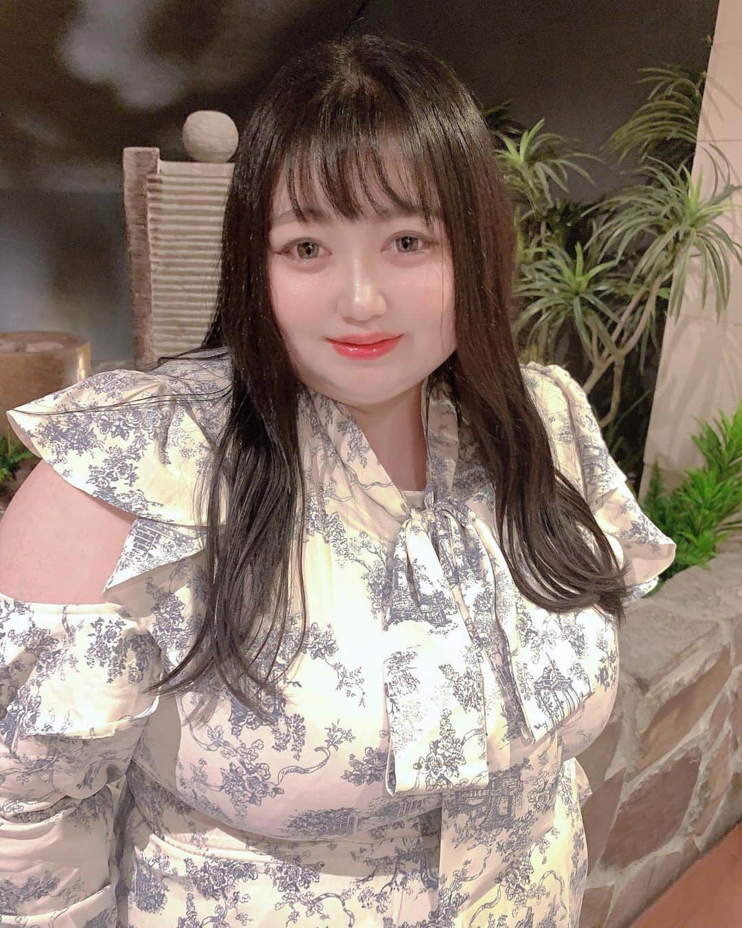 えみっくすさんのインスタグラム写真 - (えみっくすInstagram)「銀座コーデ🩷🩷タベルノスキーദി ᷇ᵕ ᷆ )♡  👗 .｡ _________________________ ｡. 👗   　えみっくすの日々のコーディネートを ︎︎ 　　　▶️ #えみっくすコーデ ◀️  　　　でまとめています⸜(*⃙⃘'ᵕ'*⃙⃘)⸝⋆*   　コーデを参考にしてくれたらぜひ  　ハッシュタグをつけて投稿してね📷✨  👗 .｡ _________________________ ｡. 👗   #たべすきasa  #タベルノスキー  #taberunosky  #エンジェルサイズ  #angelsize  #ぽっちゃりコーデ  #ぽっちゃり  #ぽっちゃり女子  #ぽっちゃりファッション #ぽっちゃりさんと繋がりたい  #ぽっちゃり大人女子  #ぽっちゃりモデル  #ぽっちゃり女子と繋がりたい  #プラスサイズ  #プラスサイズコーデ  #プラスサイズファッション  #プラスサイズモデル  #plussize  #plussizefashion  #plussizemodel  #chubby  #curvy #curvygirl  #chubbygirl  #curvyfashion  #curvystyle  #ミスiD2022  #銀座  #銀座ランチ」6月26日 20時42分 - emix_momoka
