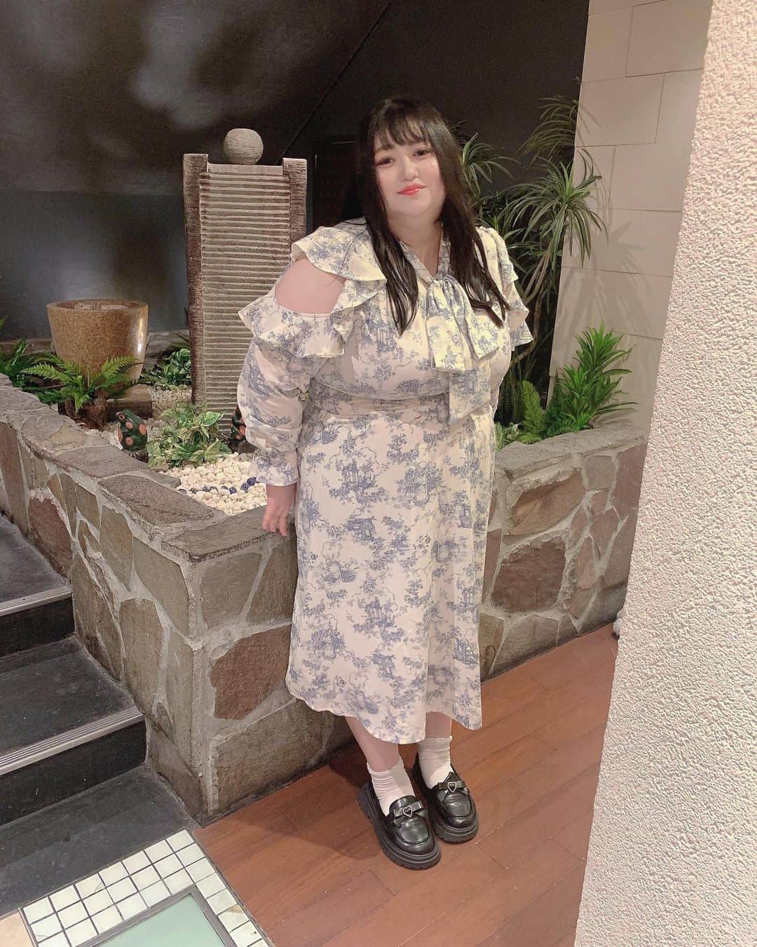 えみっくすさんのインスタグラム写真 - (えみっくすInstagram)「銀座コーデ🩷🩷タベルノスキーദി ᷇ᵕ ᷆ )♡  👗 .｡ _________________________ ｡. 👗   　えみっくすの日々のコーディネートを ︎︎ 　　　▶️ #えみっくすコーデ ◀️  　　　でまとめています⸜(*⃙⃘'ᵕ'*⃙⃘)⸝⋆*   　コーデを参考にしてくれたらぜひ  　ハッシュタグをつけて投稿してね📷✨  👗 .｡ _________________________ ｡. 👗   #たべすきasa  #タベルノスキー  #taberunosky  #エンジェルサイズ  #angelsize  #ぽっちゃりコーデ  #ぽっちゃり  #ぽっちゃり女子  #ぽっちゃりファッション #ぽっちゃりさんと繋がりたい  #ぽっちゃり大人女子  #ぽっちゃりモデル  #ぽっちゃり女子と繋がりたい  #プラスサイズ  #プラスサイズコーデ  #プラスサイズファッション  #プラスサイズモデル  #plussize  #plussizefashion  #plussizemodel  #chubby  #curvy #curvygirl  #chubbygirl  #curvyfashion  #curvystyle  #ミスiD2022  #銀座  #銀座ランチ」6月26日 20時42分 - emix_momoka