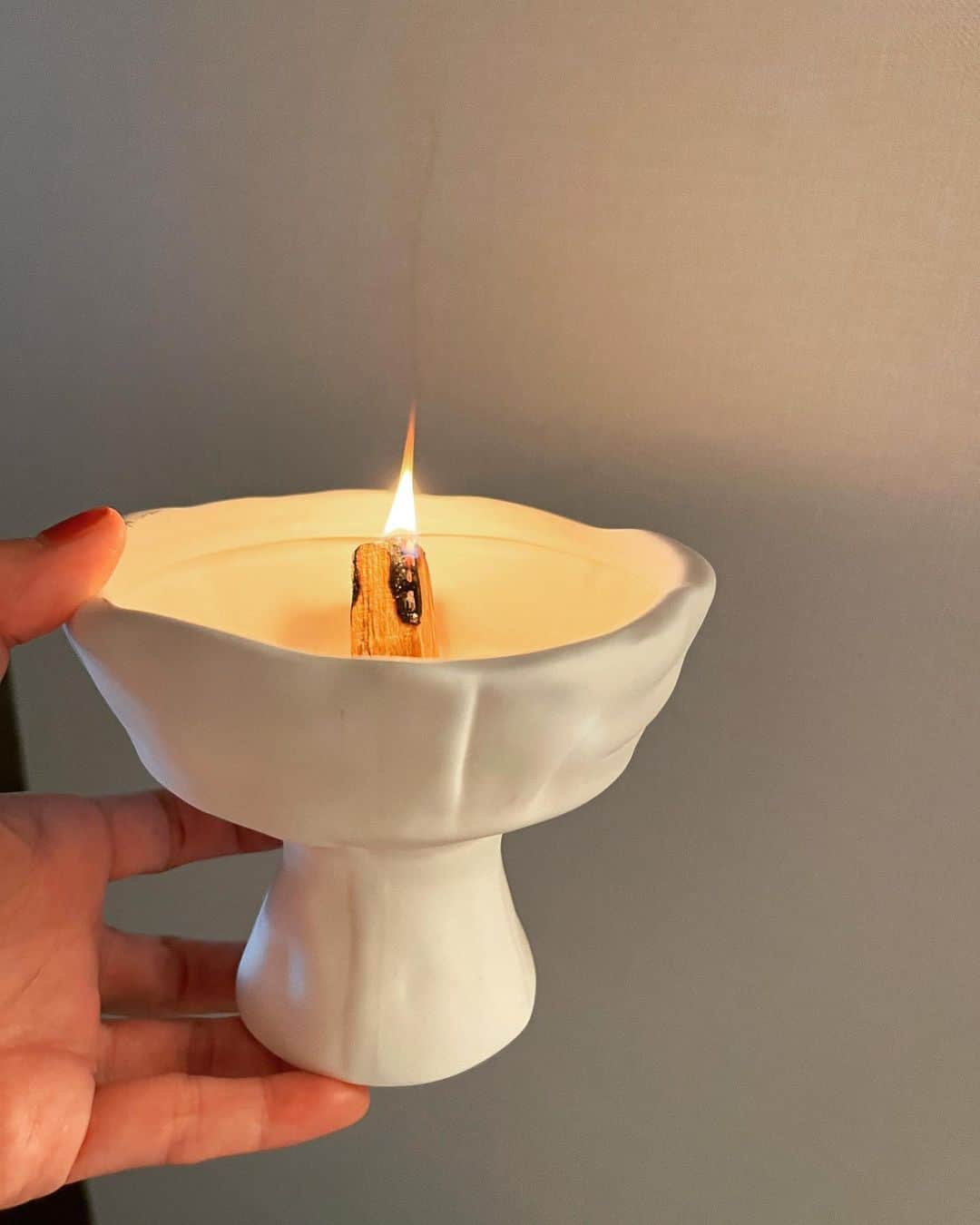 熊木杏里のインスタグラム：「Palo Santo  火を消す前。少し見つめてみる。 消すと良い香り。🌙」