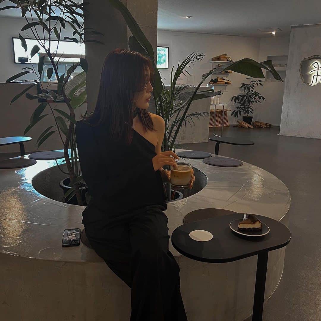 近藤沙良さんのインスタグラム写真 - (近藤沙良Instagram)「大切な日は黒がルール🌚🖤 1日フルで楽しんだっ♡  @ma1mf_aty1r ﾗﾌﾞ╰(*´︶`*)╯♡  #blackcode #blackfashion #partycode #osakadate #osakacafe #shiucoffee #ブラックコーデ #休日コーデ #大人コーデ #きれいめファッション #女子会コーデ  #女子会ディナー #誕生日コーデ #大人女子コーデ  #大人女子会 #誕生日プレート #親友とデート」6月26日 20時43分 - saaara57