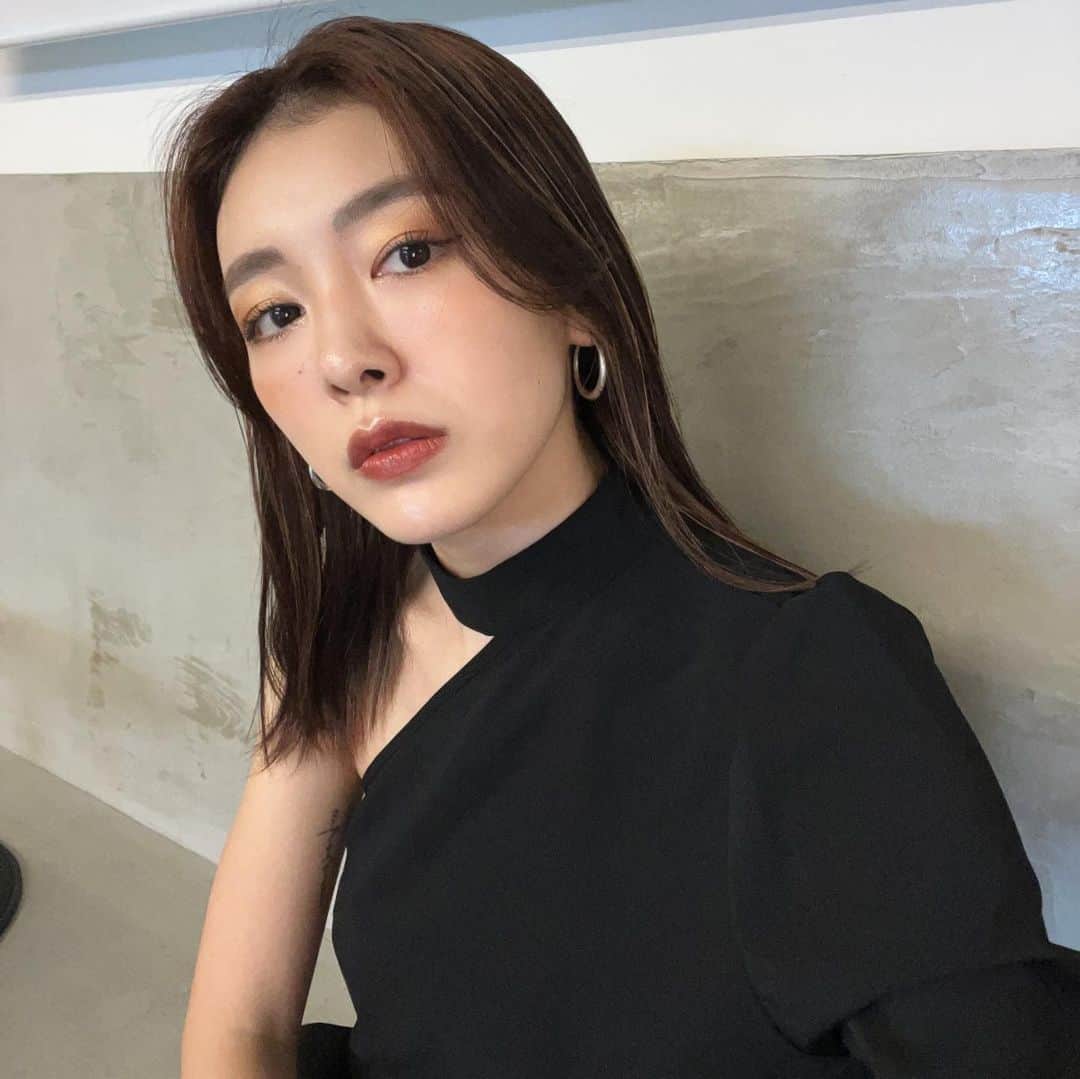 近藤沙良さんのインスタグラム写真 - (近藤沙良Instagram)「大切な日は黒がルール🌚🖤 1日フルで楽しんだっ♡  @ma1mf_aty1r ﾗﾌﾞ╰(*´︶`*)╯♡  #blackcode #blackfashion #partycode #osakadate #osakacafe #shiucoffee #ブラックコーデ #休日コーデ #大人コーデ #きれいめファッション #女子会コーデ  #女子会ディナー #誕生日コーデ #大人女子コーデ  #大人女子会 #誕生日プレート #親友とデート」6月26日 20時43分 - saaara57