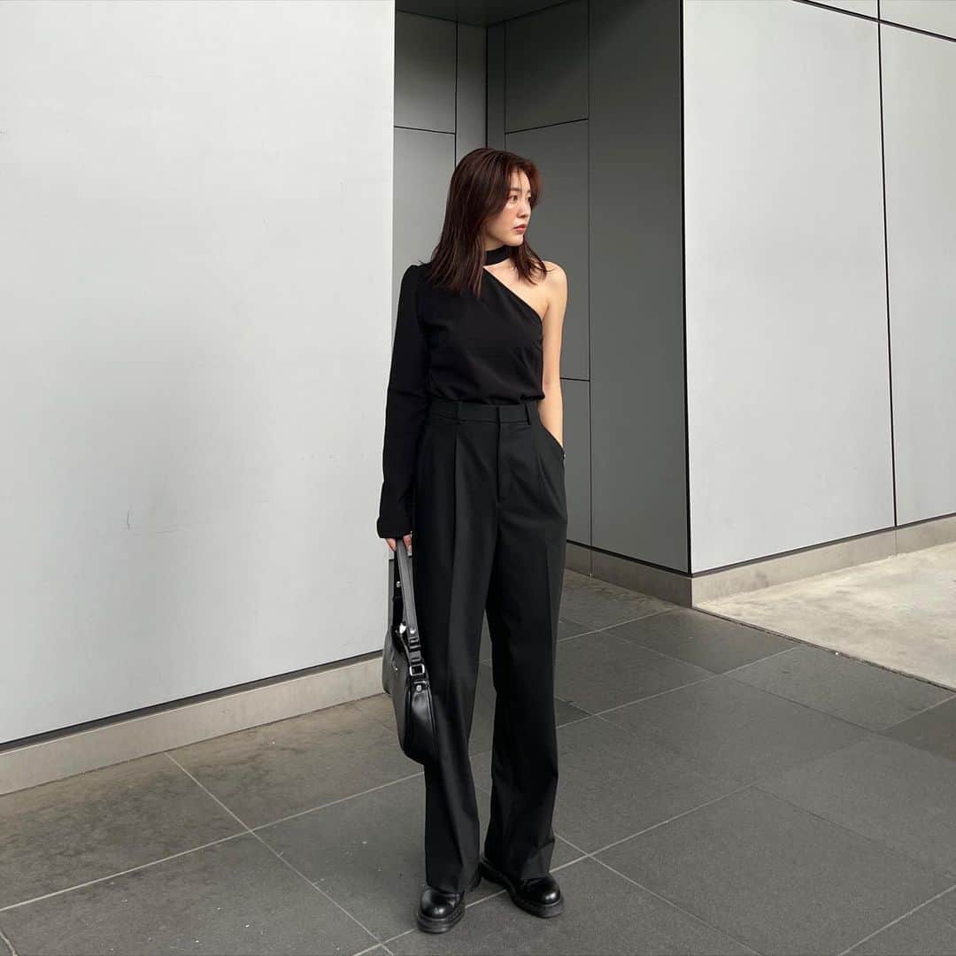 近藤沙良さんのインスタグラム写真 - (近藤沙良Instagram)「大切な日は黒がルール🌚🖤 1日フルで楽しんだっ♡  @ma1mf_aty1r ﾗﾌﾞ╰(*´︶`*)╯♡  #blackcode #blackfashion #partycode #osakadate #osakacafe #shiucoffee #ブラックコーデ #休日コーデ #大人コーデ #きれいめファッション #女子会コーデ  #女子会ディナー #誕生日コーデ #大人女子コーデ  #大人女子会 #誕生日プレート #親友とデート」6月26日 20時43分 - saaara57