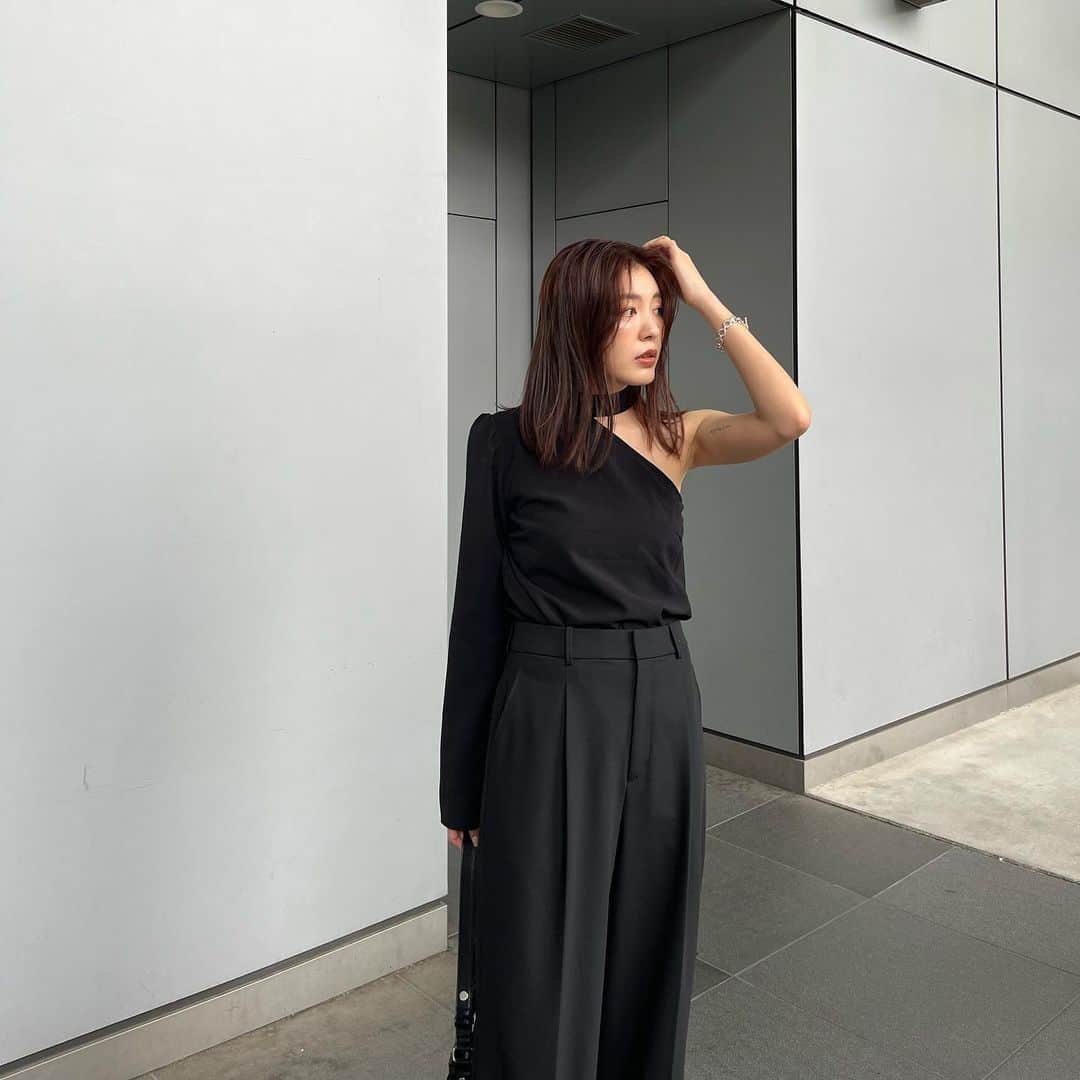 近藤沙良さんのインスタグラム写真 - (近藤沙良Instagram)「大切な日は黒がルール🌚🖤 1日フルで楽しんだっ♡  @ma1mf_aty1r ﾗﾌﾞ╰(*´︶`*)╯♡  #blackcode #blackfashion #partycode #osakadate #osakacafe #shiucoffee #ブラックコーデ #休日コーデ #大人コーデ #きれいめファッション #女子会コーデ  #女子会ディナー #誕生日コーデ #大人女子コーデ  #大人女子会 #誕生日プレート #親友とデート」6月26日 20時43分 - saaara57