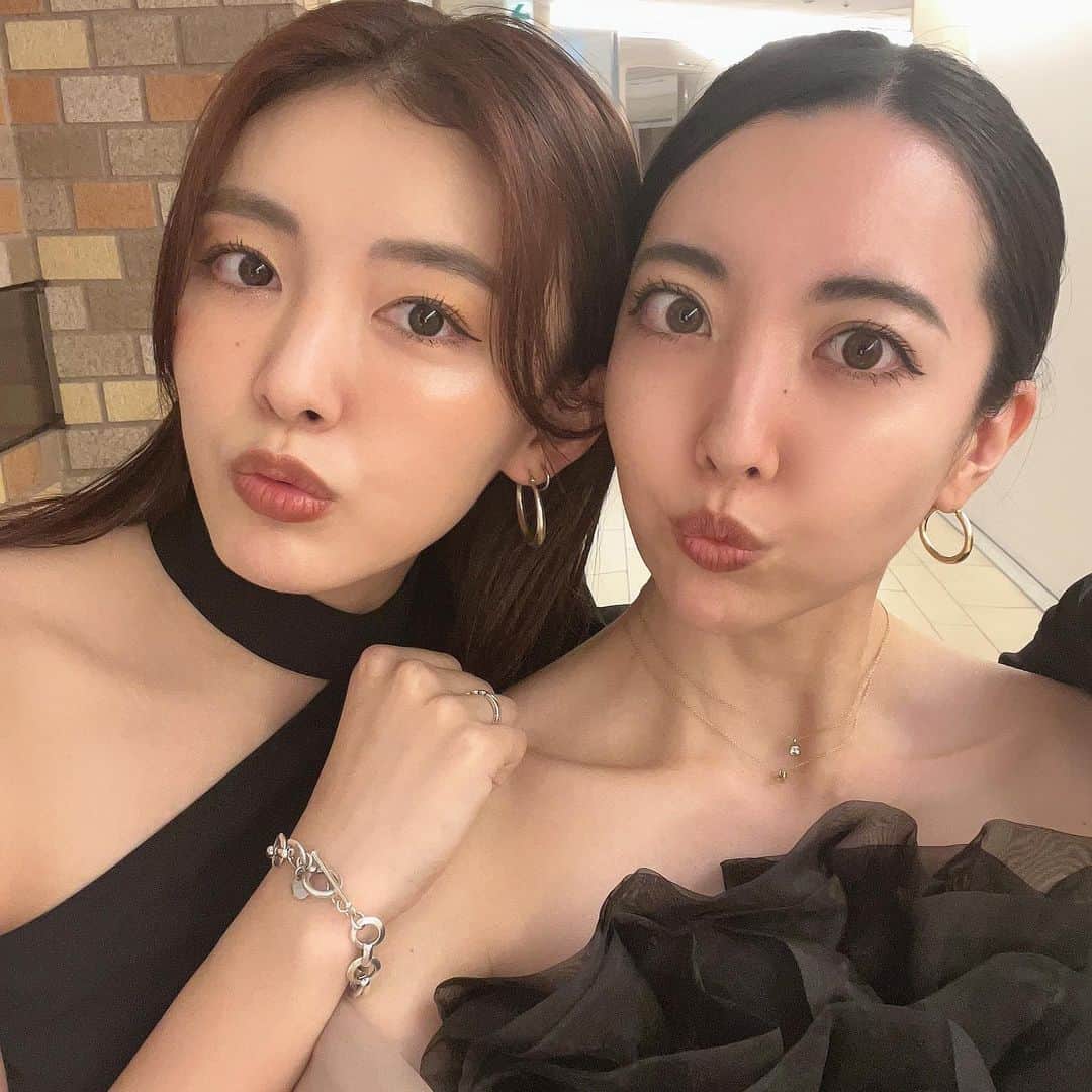 近藤沙良さんのインスタグラム写真 - (近藤沙良Instagram)「大切な日は黒がルール🌚🖤 1日フルで楽しんだっ♡  @ma1mf_aty1r ﾗﾌﾞ╰(*´︶`*)╯♡  #blackcode #blackfashion #partycode #osakadate #osakacafe #shiucoffee #ブラックコーデ #休日コーデ #大人コーデ #きれいめファッション #女子会コーデ  #女子会ディナー #誕生日コーデ #大人女子コーデ  #大人女子会 #誕生日プレート #親友とデート」6月26日 20時43分 - saaara57