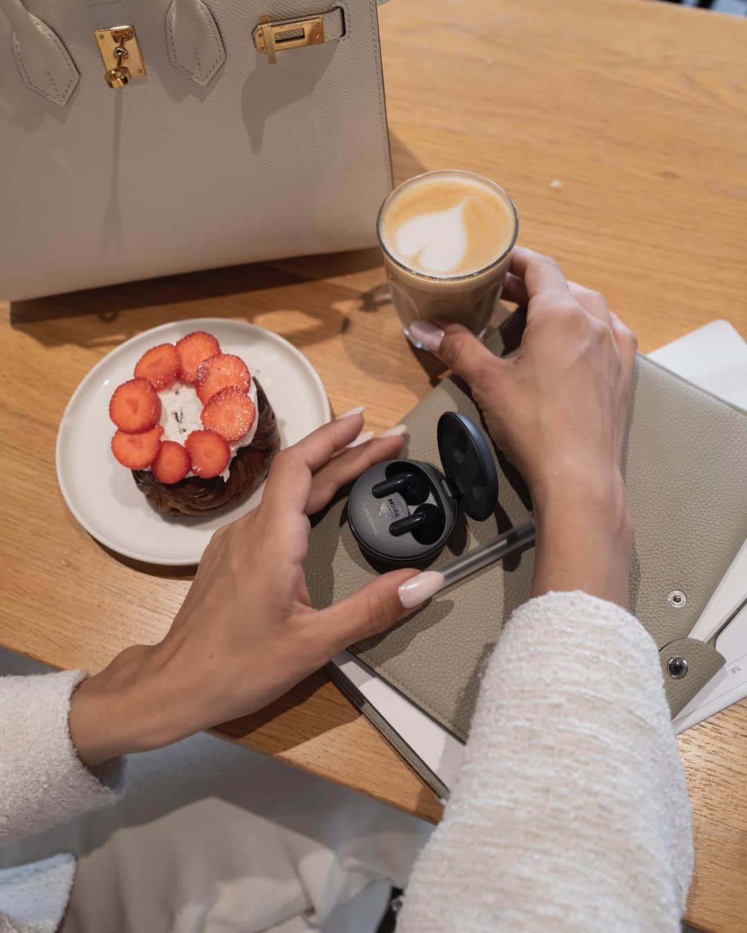 Tamara Kalinicさんのインスタグラム写真 - (Tamara KalinicInstagram)「ad l One of my favourite rituals is morning coffee with journaling while listening to music or my favourite podcast. I am always bringing my LG TONE Free earbuds as they offer the best quality sound while noise cancelling everything thats going on around me. These are the Worlds first Dolby Atmos Wireless Earbuds with Dolby Head Tracking that ensures pure enjoyment and comfort while moving or sitting still. https://liketk.it/4bvRF #LGTONEFree @lg_uk @lg_tonefree」6月26日 20時48分 - tamara