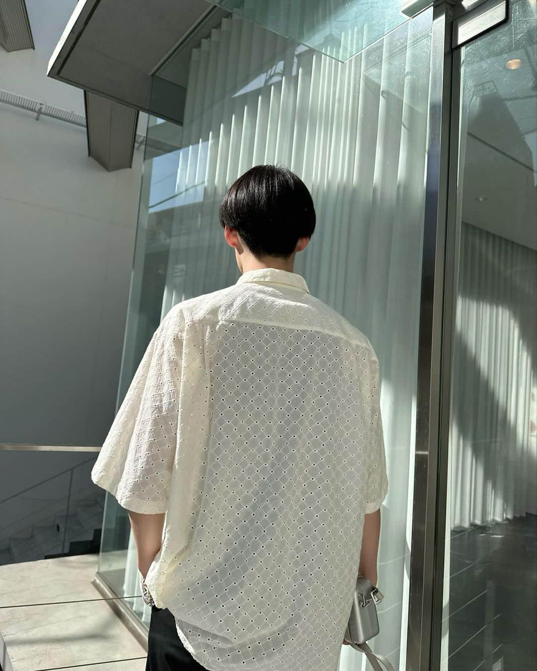 しょうきさんのインスタグラム写真 - (しょうきInstagram)「Lace Shirt👕 ⁡ レースの程よい透け感がやり過ぎてなくてよき。 レースシャツ×スラックス×ヒールブーツの組み合わせ🎓 爽やかな夏コーデ ⁡ ⁡ 清潔感を強調して女性ウケしたい人へ。 今すぐ"GU オーバーサイズレースシャツ 白"を買いましょう。 ⁡ なぜ白が良いのか？ 色自体が「清潔」の色彩感情を持っていて夏の季節感に完全マッチしているから。 ⁡ このシャツは常時¥2,490でコスパが良すぎる。 涼しげなデザインが爽やかな印象を与えてくれる。 ⁡ その他ポイント💡 ・レースの感じがやり過ぎてなくて着やすい ・無地すぎるシャツや派手すぎる柄シャツを使うより、このシャツを着た方が女性ウケする。 ・透けすぎてないから誰でも着やすい。 ・気軽で上品なコーデになる。 ・汗染みも目立ちにくい。 ・素材が綿100％ということで、着ていて少し暑く感じることもあるので、真夏には向いてない可能性あり。 ・初夏までと、真夏後には最適。 ・真夏に着るならエアリズムタンクトップ着ればいける。 ・タックインしてもいいが、タックアウトして着るのが、このオーバーサイズのデザイン的におすすめ。 ・ボタンは2個空けで。 ・首元にネックレスしてセクシーに。小顔効果も。 ・黒タンクトップや白タンクトップの上に。 ・黒Tや白Tの上に。 ・着る人を選ばない。 ・コットン100%で、着ててもシワになりにくい。 ⁡ 僕はサイズ Mで着用しています。 参考までに🤴 ⁡ GU｜オーバーサイズレースシャツ(5分袖)NT+E ⁡ ⁡ #GU #ジーユー #ジーユー購入品 ⁡ #UNIQLO #ユニクロ #ユニクロ購入品 #celine #celinebyhedislimane #メンズパール #セリーヌ #ヒールブーツ #スラックス #ユニクロコーデ #UNIQLOコーデ #UNIQLO購入品 #垢抜け方法 #垢抜け男子 #清潔感アップ #フォーマルコーデ #シンプルコーデ #垢抜けファッション #guコーデ #gu購入品 #ジーユーコーデ #ジーユー新作」6月26日 20時49分 - shoki_h96