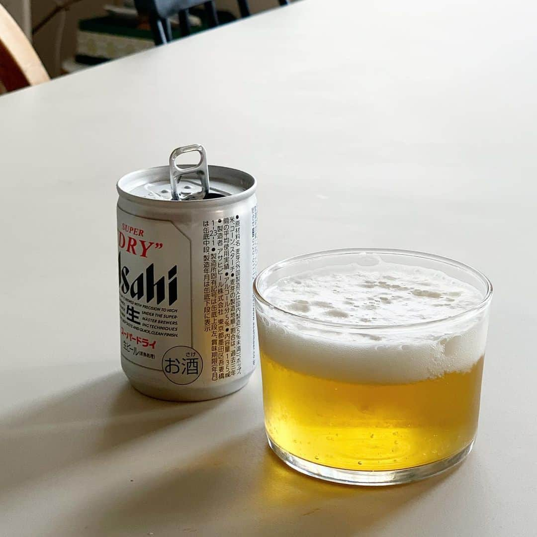 佐藤友子さんのインスタグラム写真 - (佐藤友子Instagram)「ビールは好きだけどグビグビっと少量飲みたいだけの人なので、135mlのチビ缶ビールが最高の相棒でありまして。さらにボデガのグラス(220ml)にチビ缶ビールを注ぎきると、うまく泡をつくれた日はちょうどグラスにすりきり一杯。  この高相性になぜだかいつも注ぎきった瞬間「グレイト！」と呟いてしまいます。  そしてこのチビ缶ビールを注いだグラスを片手に、夏はベランダガーデンにいそいそと行くのであります🌿🍺  #ボデガグラス  #北欧暮らしの道具店」6月26日 20時49分 - tomokosato_hokuohkurashi