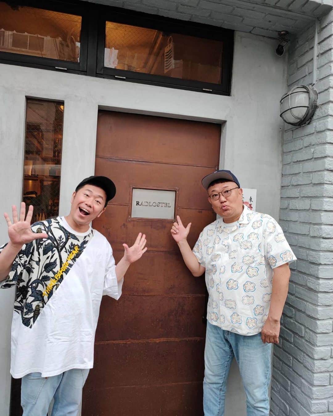 吉田裕のインスタグラム：「祇園花月と三条京阪の間に、 素敵な服屋さんありました！ 「RADLOSTEL」 烏川兄さんとお揃いのシャツをゲットしましたよ！！ また行ってみようと思います(^^) #RADLOSTEL」