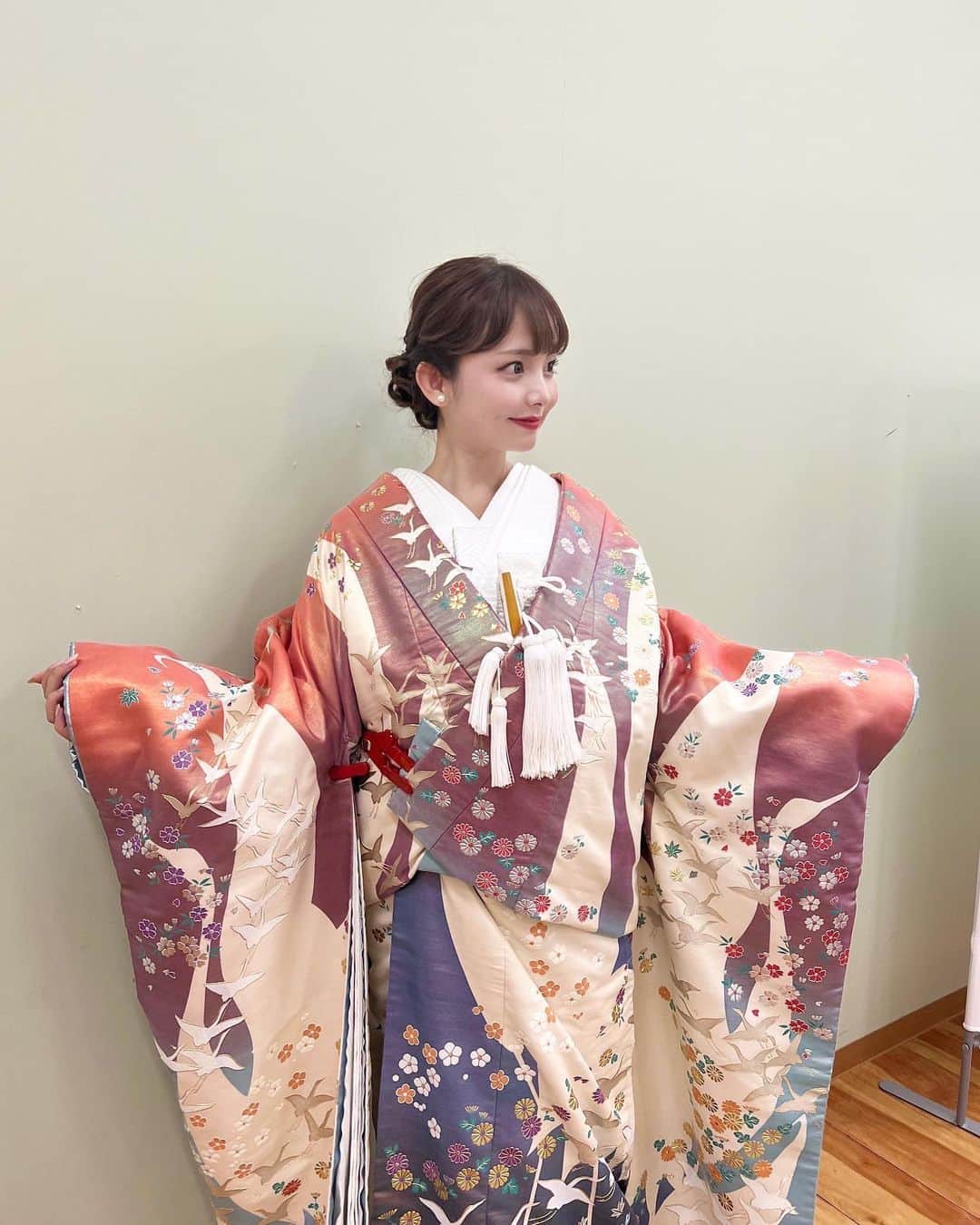 横山紗弓のインスタグラム：「昨日のブライダルショーの👘💐 涼しげかつ華やかで 今の季節にぴったり。 メイクは、跳ね上げラインが印象的な 上品なメイクに仕上げてくださいました✨ #ブライダルヘア #ヘアアレンジ #打掛 #色打掛 #和装 #和装ヘア #和装ヘアアレンジ #和装小物」