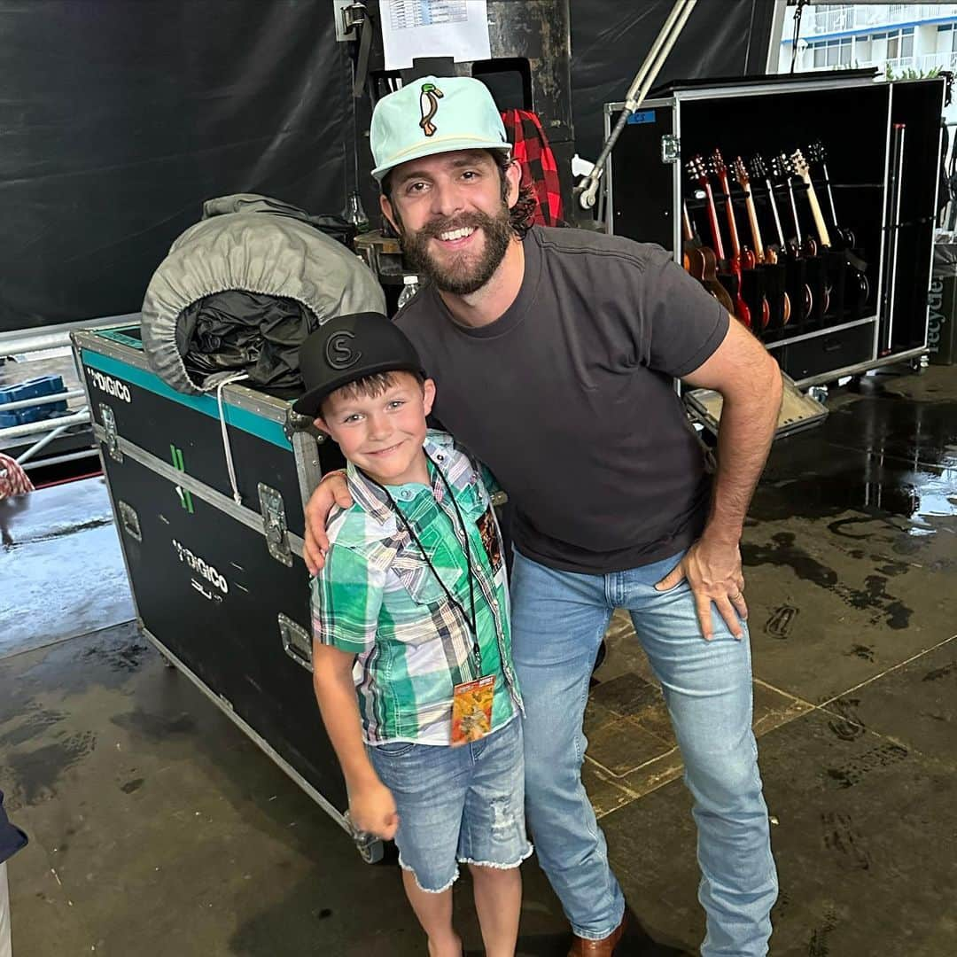 マーク・リーシュマンさんのインスタグラム写真 - (マーク・リーシュマンInstagram)「When country music stars are in town…we golf!💙🤠⛳️  A fun weekend with @tfjgroup @thomasrhettakins and @coleswindell 💙  #hometeamtour23 #hometeamtour #beachit」6月26日 20時51分 - marcleish