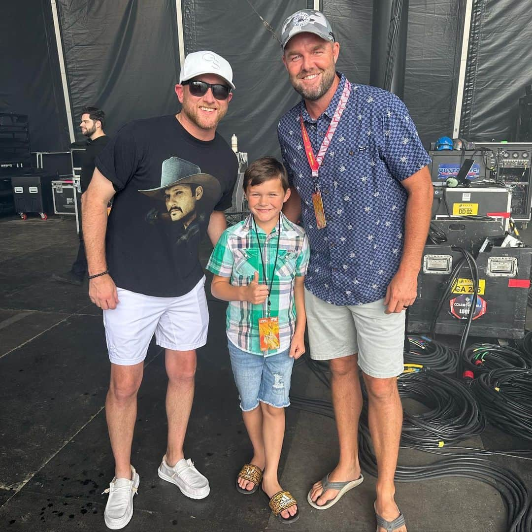 マーク・リーシュマンさんのインスタグラム写真 - (マーク・リーシュマンInstagram)「When country music stars are in town…we golf!💙🤠⛳️  A fun weekend with @tfjgroup @thomasrhettakins and @coleswindell 💙  #hometeamtour23 #hometeamtour #beachit」6月26日 20時51分 - marcleish