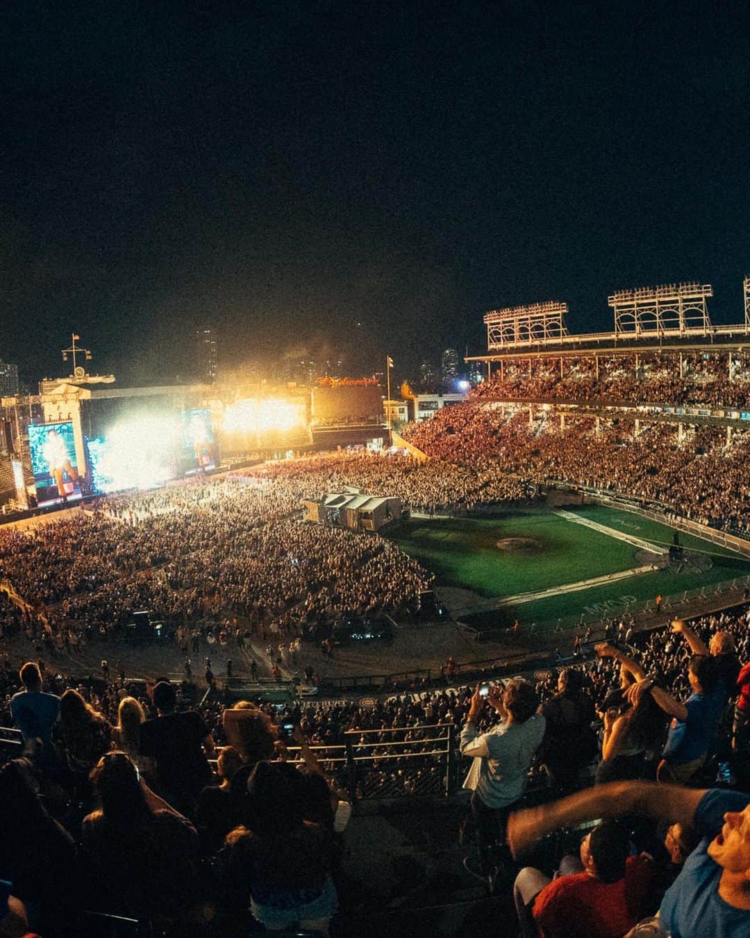 Kerrang!さんのインスタグラム写真 - (Kerrang!Instagram)「Fall Out Boy began the U.S. leg of their So Much For (Tour) Dust with a sold-out show at their hometown’s iconic Wrigley Field – here’s what it looked like 🔥  📸: @elliottxingham」6月26日 20時51分 - kerrangmagazine_