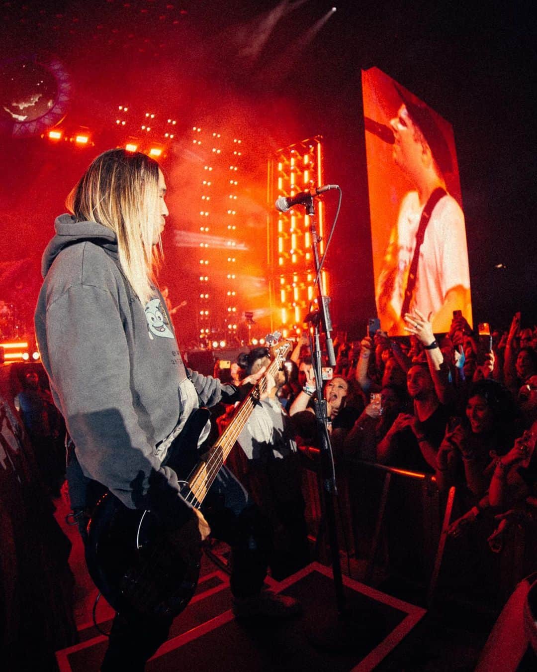 Kerrang!さんのインスタグラム写真 - (Kerrang!Instagram)「Fall Out Boy began the U.S. leg of their So Much For (Tour) Dust with a sold-out show at their hometown’s iconic Wrigley Field – here’s what it looked like 🔥  📸: @elliottxingham」6月26日 20時51分 - kerrangmagazine_