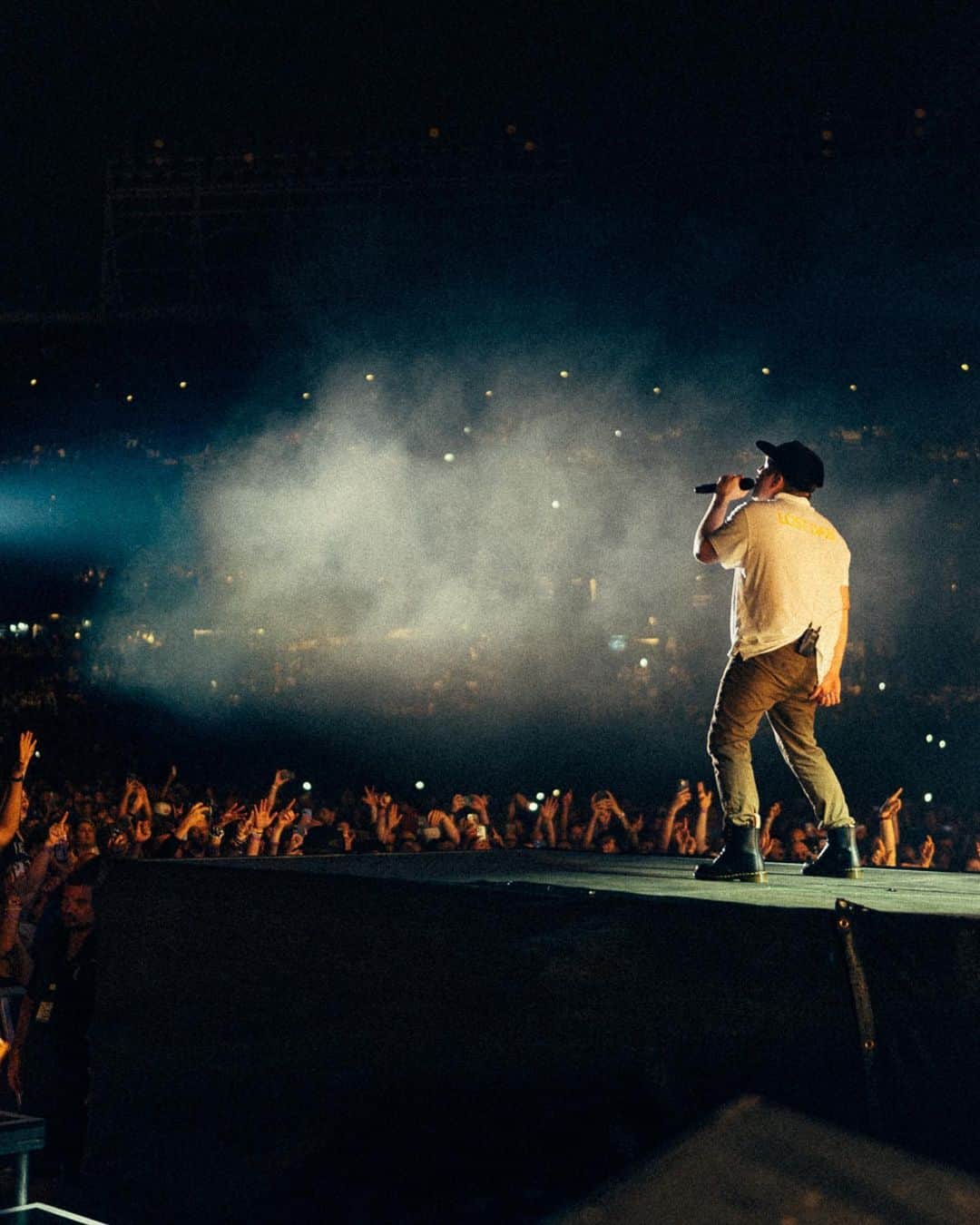 Kerrang!さんのインスタグラム写真 - (Kerrang!Instagram)「Fall Out Boy began the U.S. leg of their So Much For (Tour) Dust with a sold-out show at their hometown’s iconic Wrigley Field – here’s what it looked like 🔥  📸: @elliottxingham」6月26日 20時51分 - kerrangmagazine_