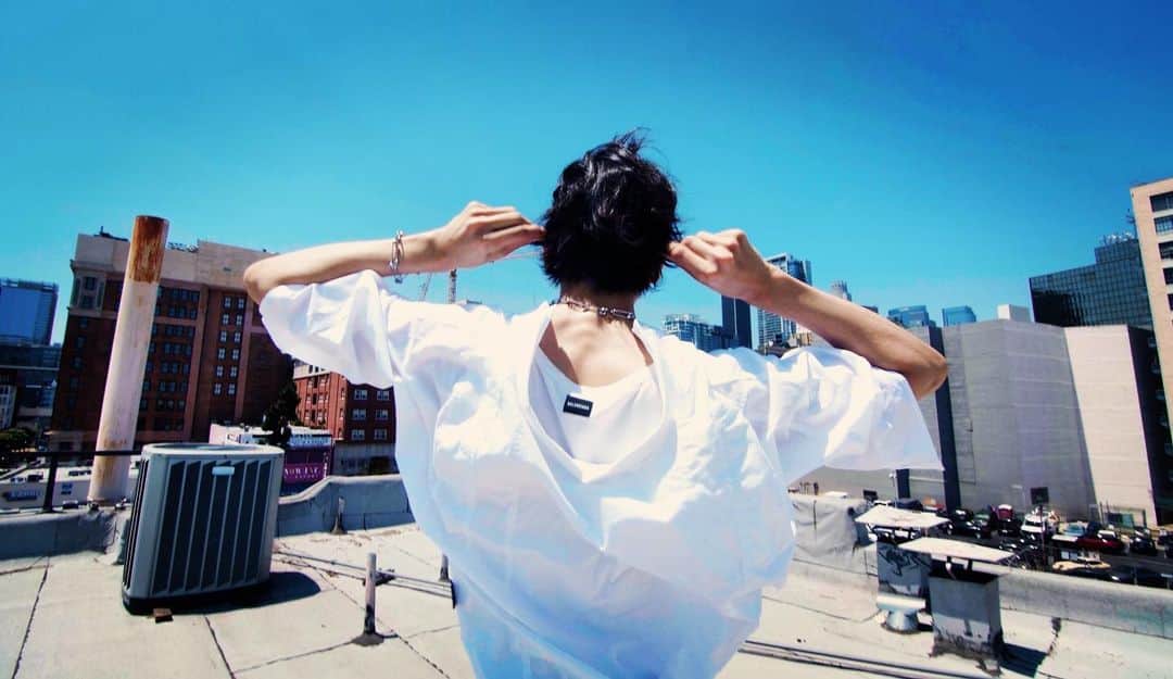 のインスタグラム：「The past is behind me, blue skies ahead.」