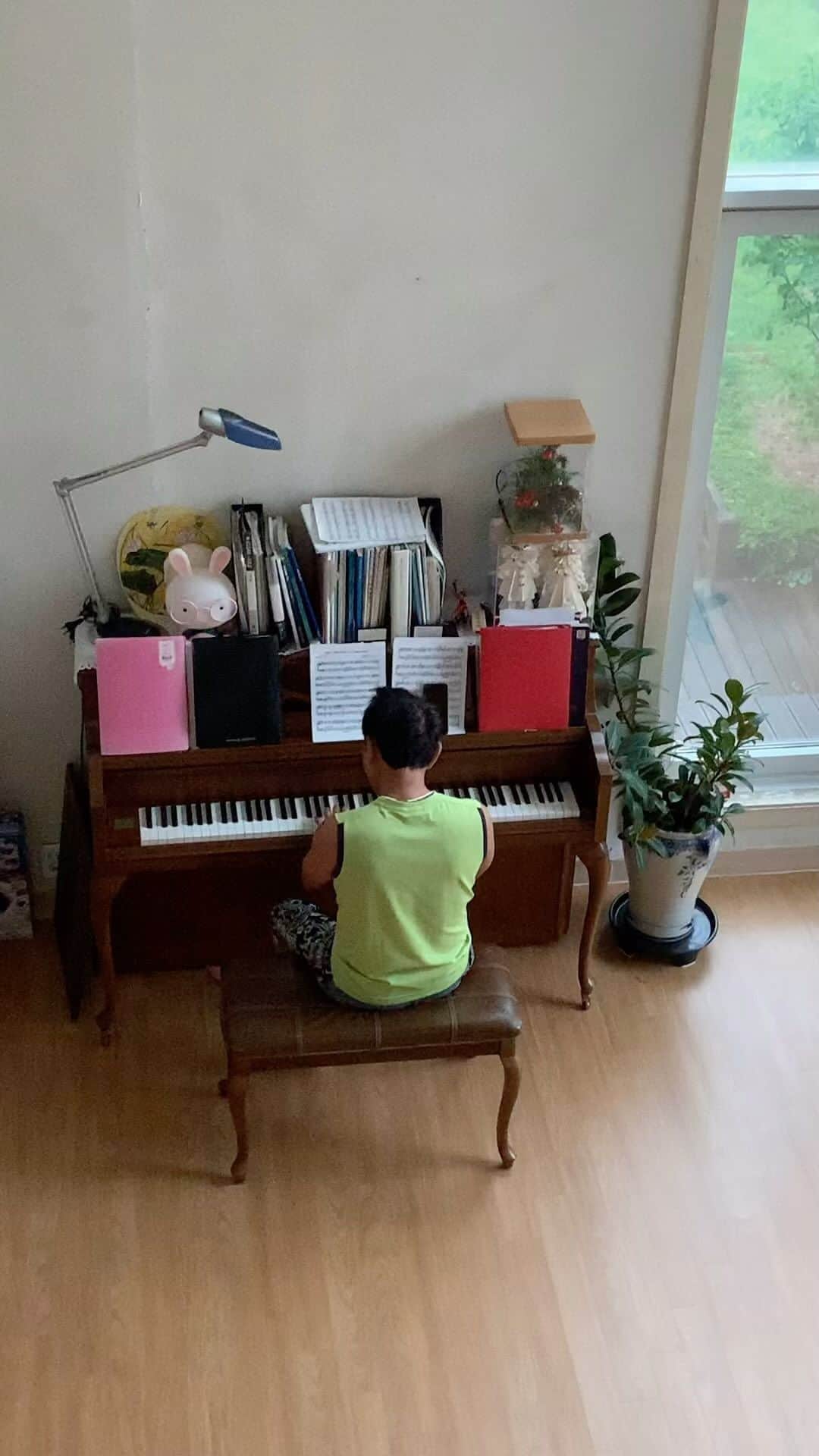 パク・ミソンのインスタグラム：「비오는  아침브터  피아노.... . . . 잠을  잘 수가  없네 . #취미부자」