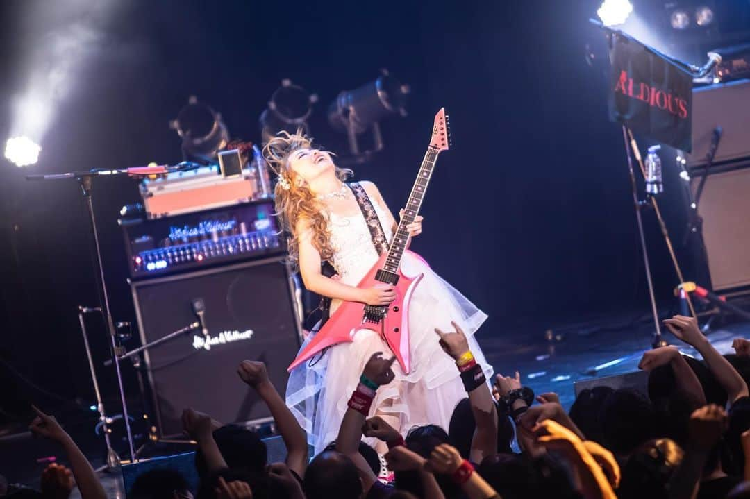 トキのインスタグラム：「PURE ROCK JAPAN LIVE 2023🔥川崎CLUB CITTA' ありがとうございました‼️  大好きなこのピュアロックのステージに帰ってこられて。 凄く嬉しかったし楽しかった！！！ 最っっ高の演奏と最っっっっ高の歓声の溢れる、素晴らしい１日でしたね！！！！🔥💖 ピュアロックよ永遠に！！！ラブ！！！！  Live photo by @elegant_jasmine_   #Aldious #大山まき #aldioustoki #アルディアス #purerockjapan2023  #川崎clubcitta」