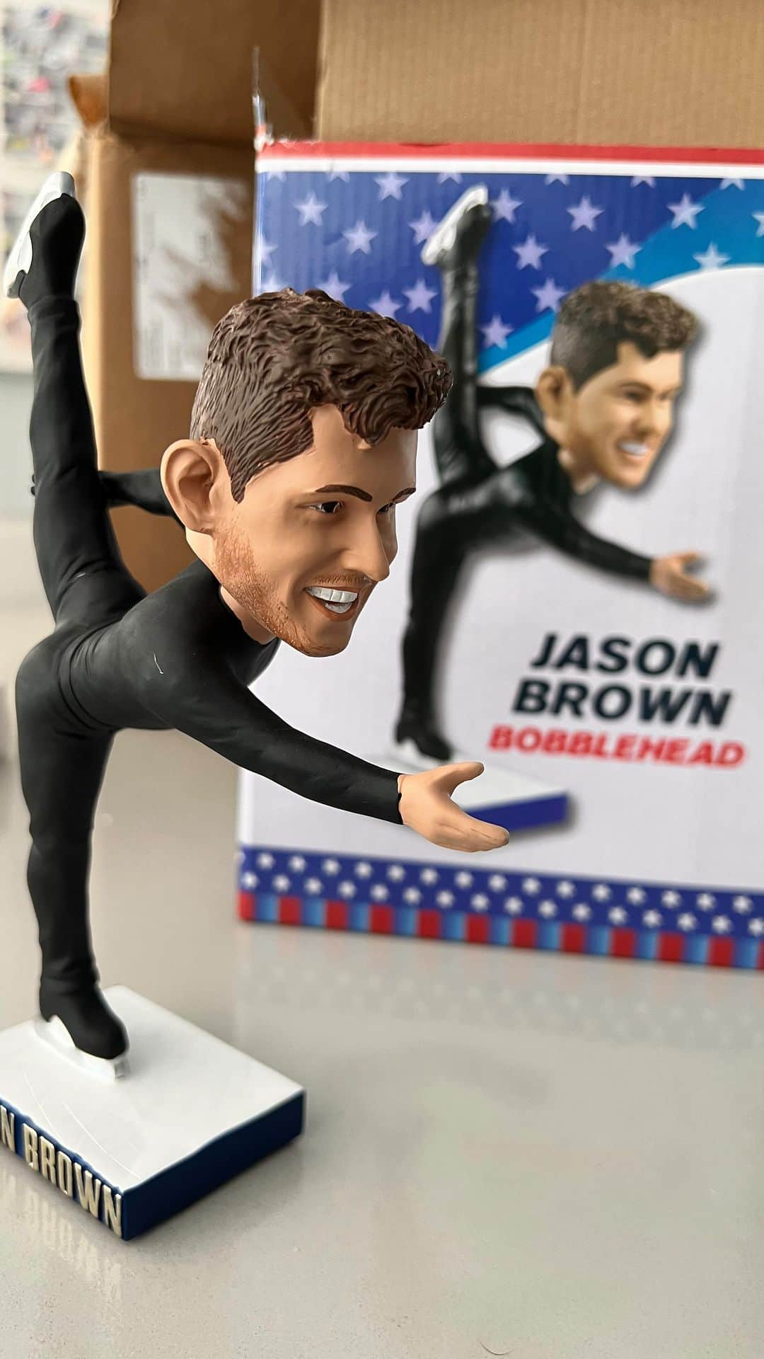 ジェイソン・ブラウンのインスタグラム：「Look what just arrived 🤣😱  @bobbleheadhall #bobblehead #ボブルヘッド」