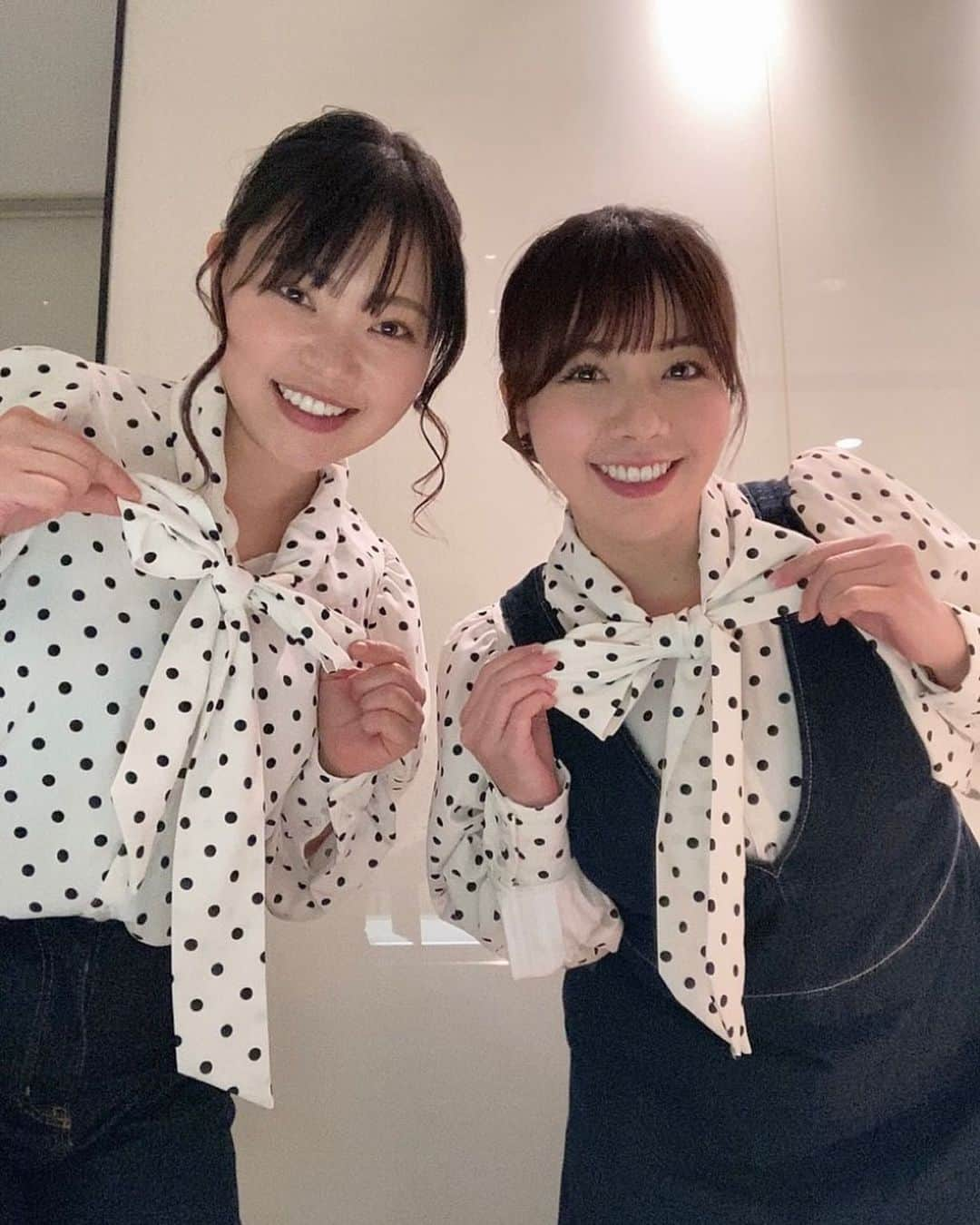 前田まみのインスタグラム：「matching with friends👭‪🤍🖤  絵里香ちゃんとお揃いで買った服を着て、お蕎麦ランチしました🥰🫰  2枚目は携帯落とした瞬間が撮れてました😂  可愛かったー！楽しかったー！  こんな時間が大切😌✨   #オコメノカミサマ  #都島ラーメン  #女性店主   今度、絵里香ちゃんの人生が映画化？！ クラウドファンディングしてるんだって😳 すごい！！」