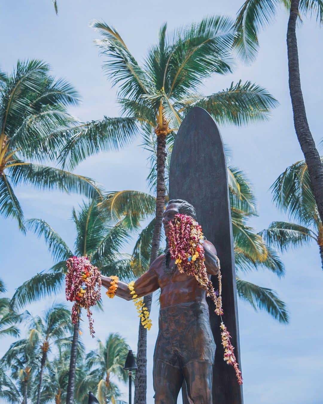 ハワイアン航空のインスタグラム：「Aloha Pōʻakahi!  今週の#ブルーマンデー はデューク・カハナモク像と青空のワンショット💙 一緒に写真を撮った人はコメント欄に🤙を。  📷: @alohangloose   #ハワイの風景 #ハワイでやりたいこと #ハワイ旅行  #hawaii #ハワイ好きな人と繋がりたい」