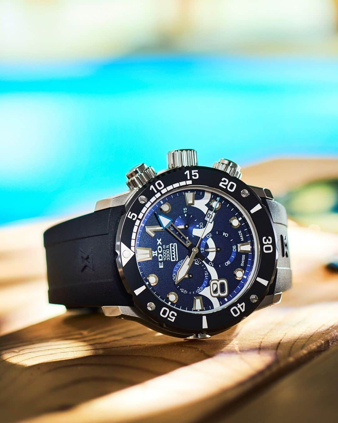 エドックスさんのインスタグラム写真 - (エドックスInstagram)「#クロノオフショア1コレクション CHRONOFFSHORE-1 CHRONOGRAPH  muta MARINE SPECIAL EDITION  AJHH（⽇本正規⾼級時計協会）との特別限定モデルとして、マリンブランド＜muta MARINE＞とのコラボウォッチを2023年7月7日(金)に発売します！ 1000m防水の本格ダイバーズウォッチは、アクティブな夏に欠かせないアイテム。ホワイトのスペアストラップが付属しているので、ファッションやシーンに合わせて付け替えることができます。150本限定なのでお見逃しなく！  ___ #夏と言えばエドックス #EDOX #エドックス #高級腕時計 #防水時計 #ダイバーズ #ダイバーズウォッチ #街ダイバーズ #ハイスペダイバーズ #クロノオフショア1 #クロノオフショア１  #ムータ #ムータマリン #muta #mutamarine @muta__official」6月26日 12時15分 - edox_jp