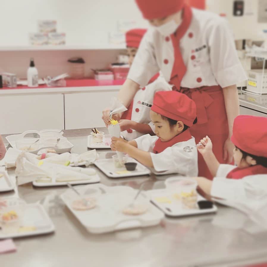 のインスタグラム：「キッザニアデビュー！ ここから先は子どもだけでーーというスタイルで 親はガラス窓のこっち側から見ているだけなので ちゃんとできるのかなぁ とか 初めのうちはわたしがドキドキしていたのだけれど 娘は ちゃんと係の人の言うことを聞いているようで ときに周りの子とも協力して仕事！？をしているので なんだかちょっと感動してしまいました（親バカ🫣）  それに 評判どおりだけれど キッザニアはよくできてる  自分が子どものときには無かった施設って どんなふうに行ったらいいのだろう…と尻込みしてしまうのだけれど キッザニアに慣れている友人の親子に誘ってもらって行くことになった今回☺️ 友人の子には これまでも何度も遊んでもらっていたり 少し上のお兄さんということもあり 娘も素直に言うことを聞くし 本当にありがたいありがとう🫶🏼 また遊んでね😘  わたし的にはJ-WAVEのブースで ナビゲーターの仕事をしている娘の姿が大好きだったな！ #キッザニア東京 #キッザニアデビュー」