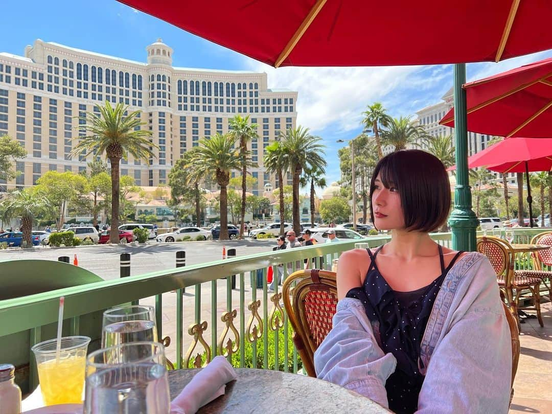 来栖うさこさんのインスタグラム写真 - (来栖うさこInstagram)「. . . Paris  Las Vegas 🇺🇸  Parisのテラス席があるレストラン 圧倒的No. 1で美味しかった😢🩷  ロケーションが最高すぎて、 更に味も感動的でhappyだった…🫨🩷🩷  #LasVegas #ラスベガス #アメリカ #America #海外旅行 #ラスベガス旅行 #ラスベガス観光  #japanesegirl #ショートヘア女子  #ワンピースコーデ #summerstyle」6月26日 12時25分 - kurusu_usako