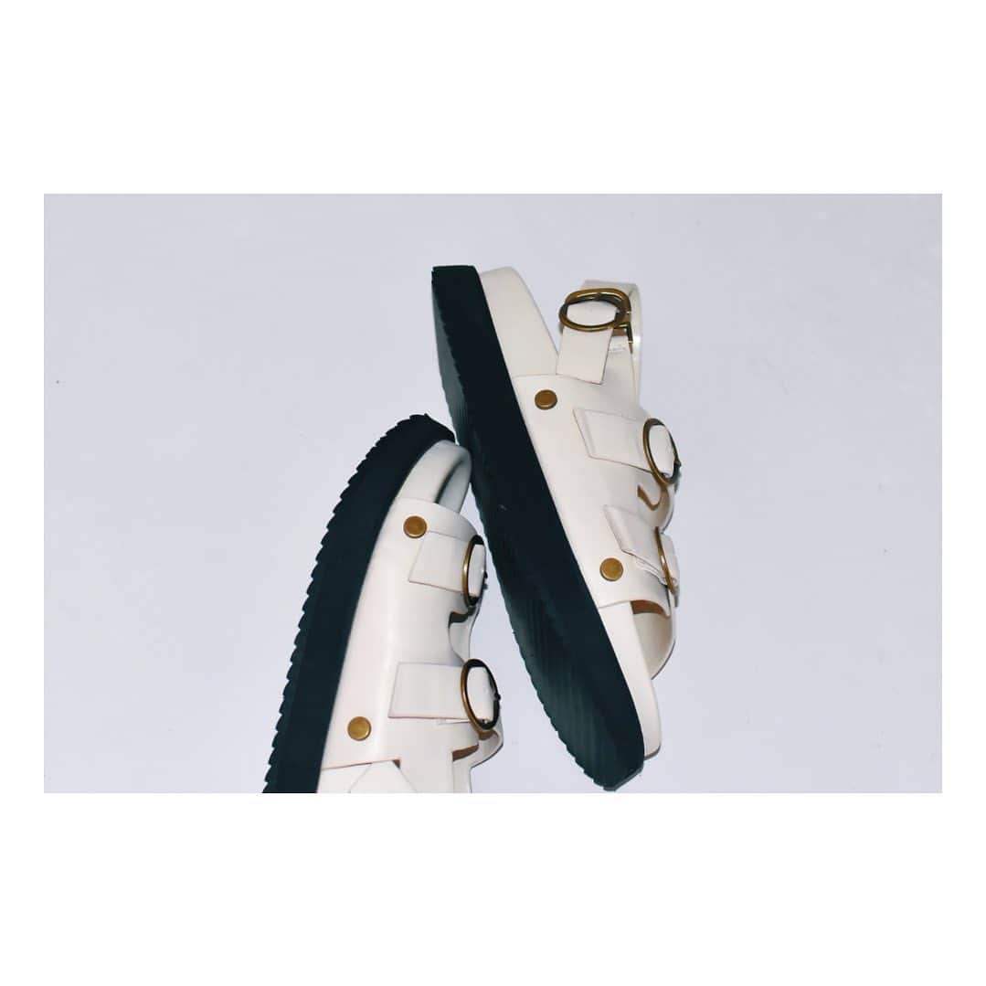 オンラインショップ アットシェルタのインスタグラム：「LAROUTE〉 2023 SS/COLLECTION   ▪ メタルパーツサンダル  #laroute #larouteshoes #abahouse #シューズ #2023」